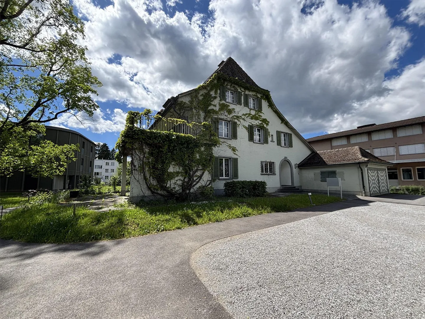 Appartement de 5,5 pièces dans une belle villa - Photo 1 sur 12
