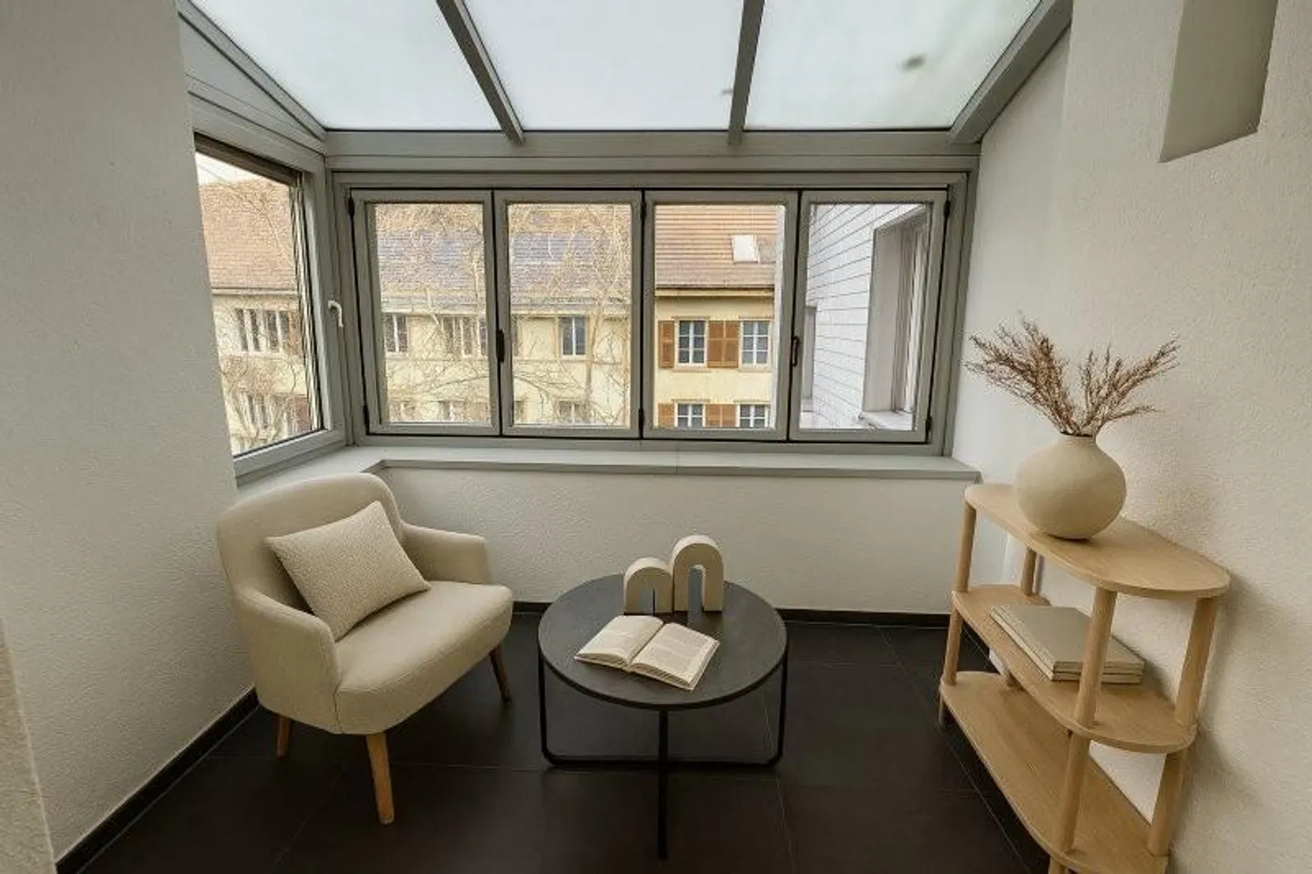 In the center, old building with charm and spacious, close to the train station - Photo 2 of 8