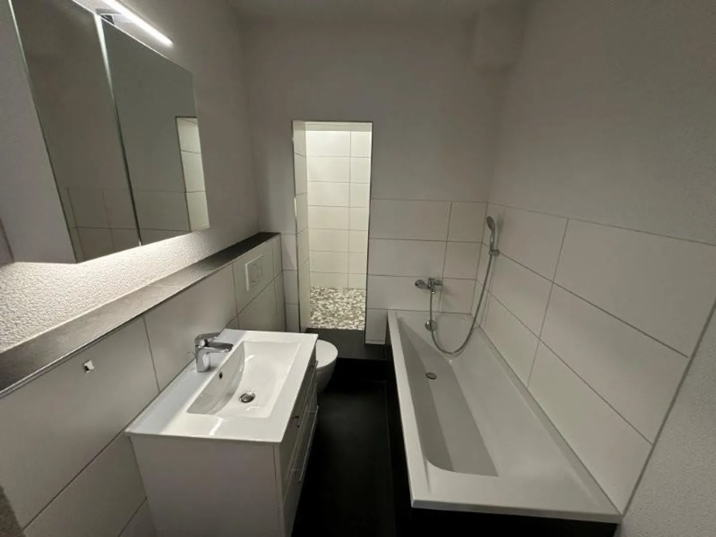 In the center, old building with charm and spacious, close to the train station - Photo 4 of 8