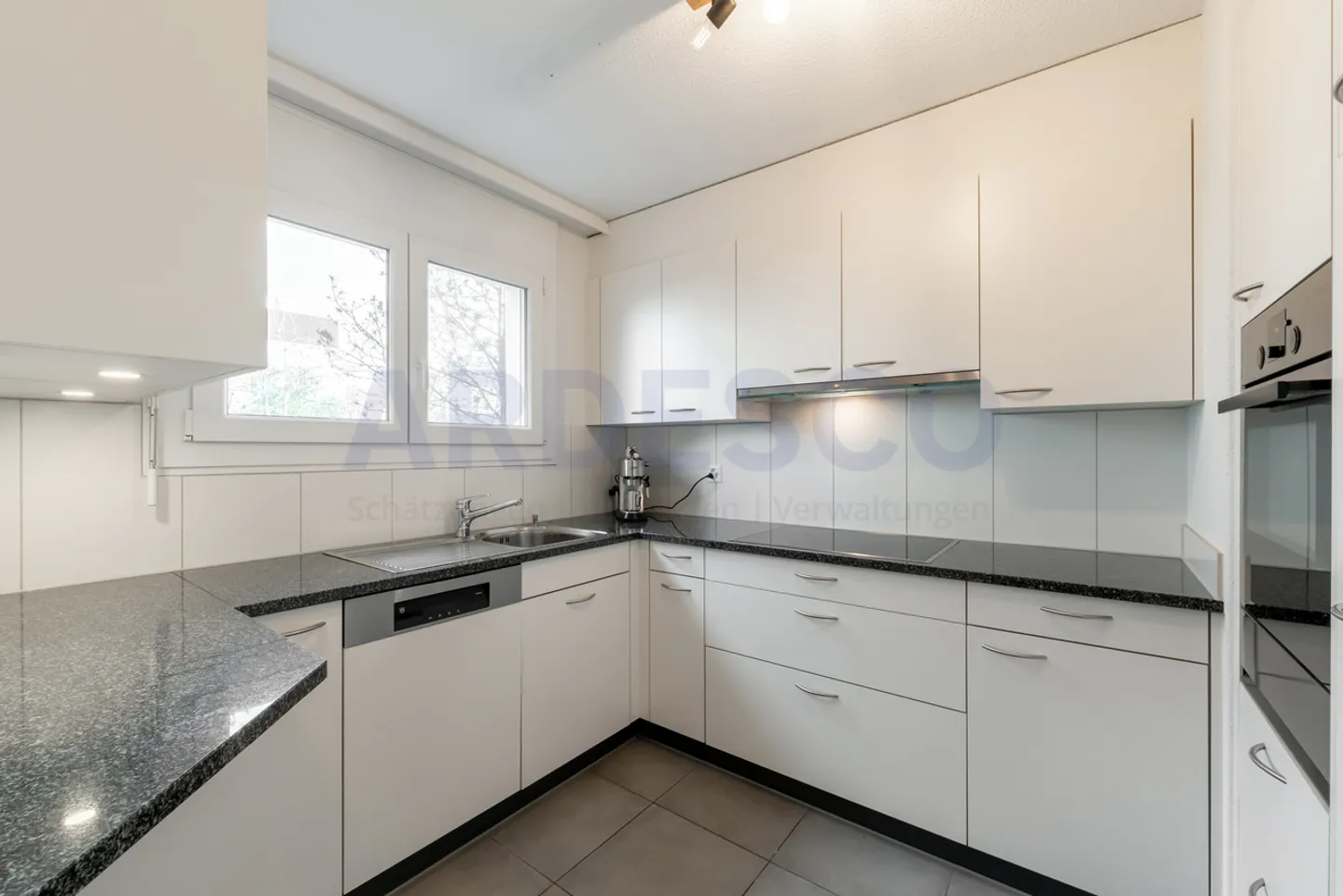 Appartement moderne avec balcon - Photo 2 sur 10