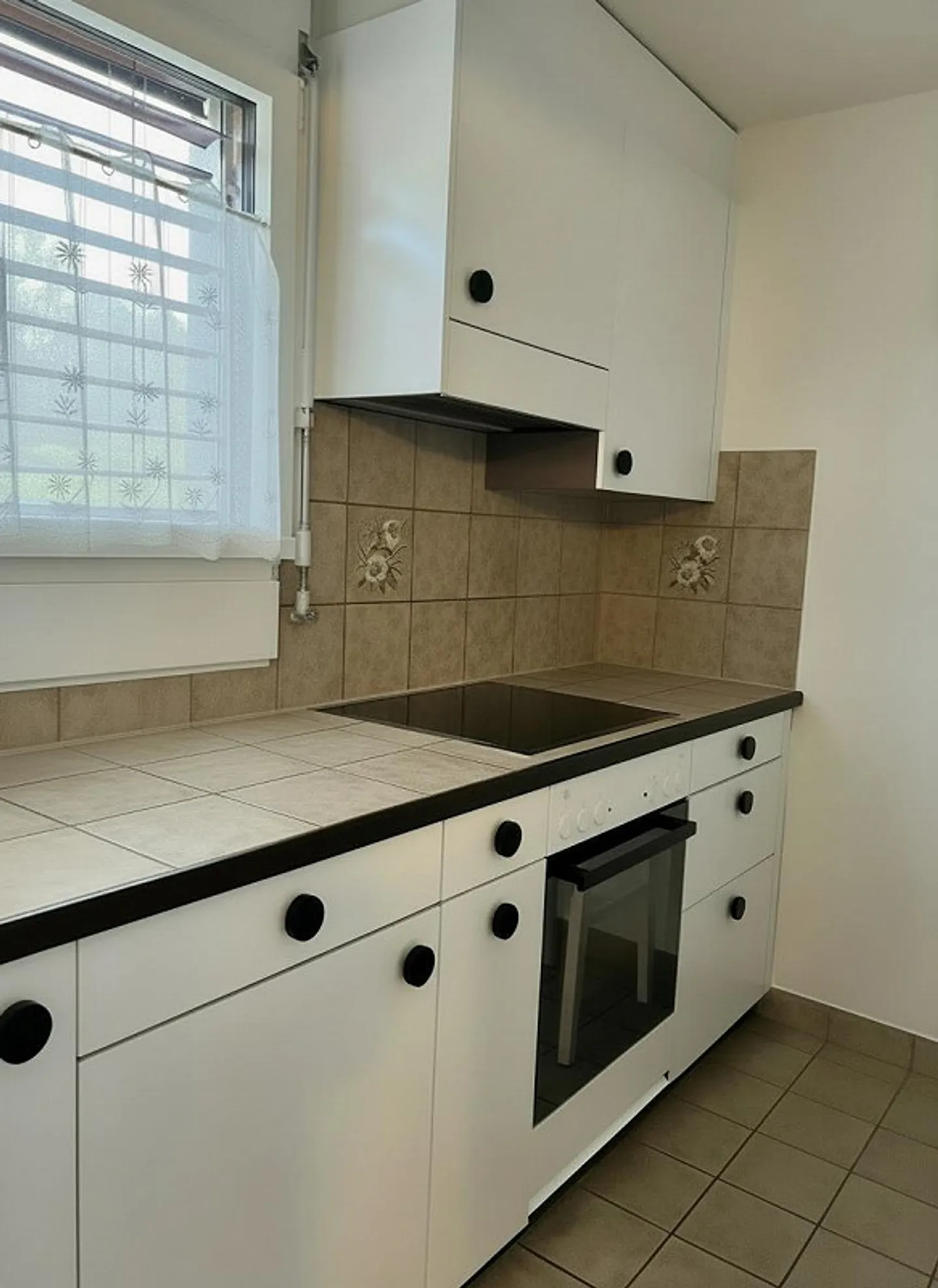 Appartement de 3,5 pièces au rez-de-chaussée avec perspective et parking - Photo 2 sur 10