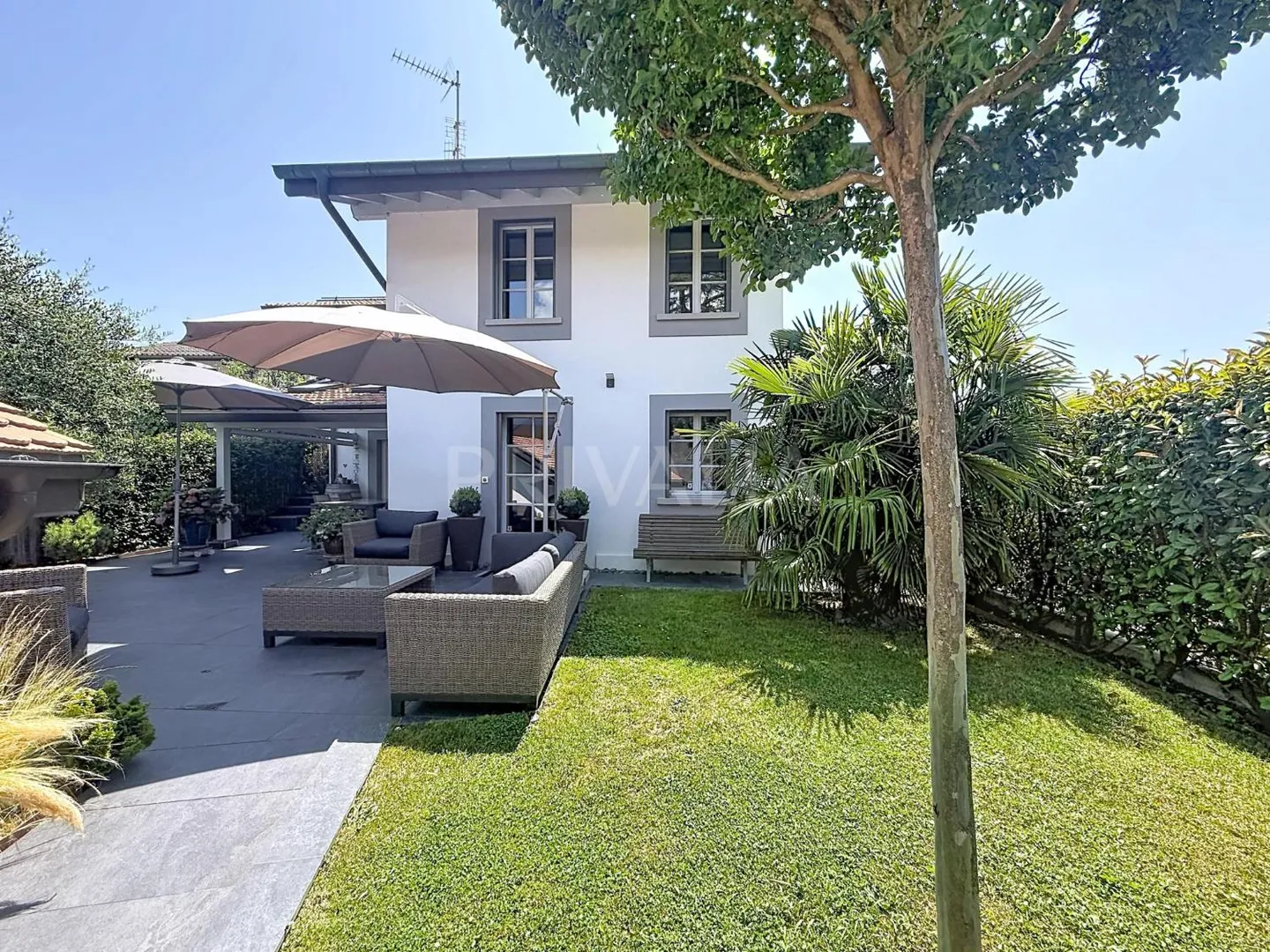 6-room House - Photo 1 of 8