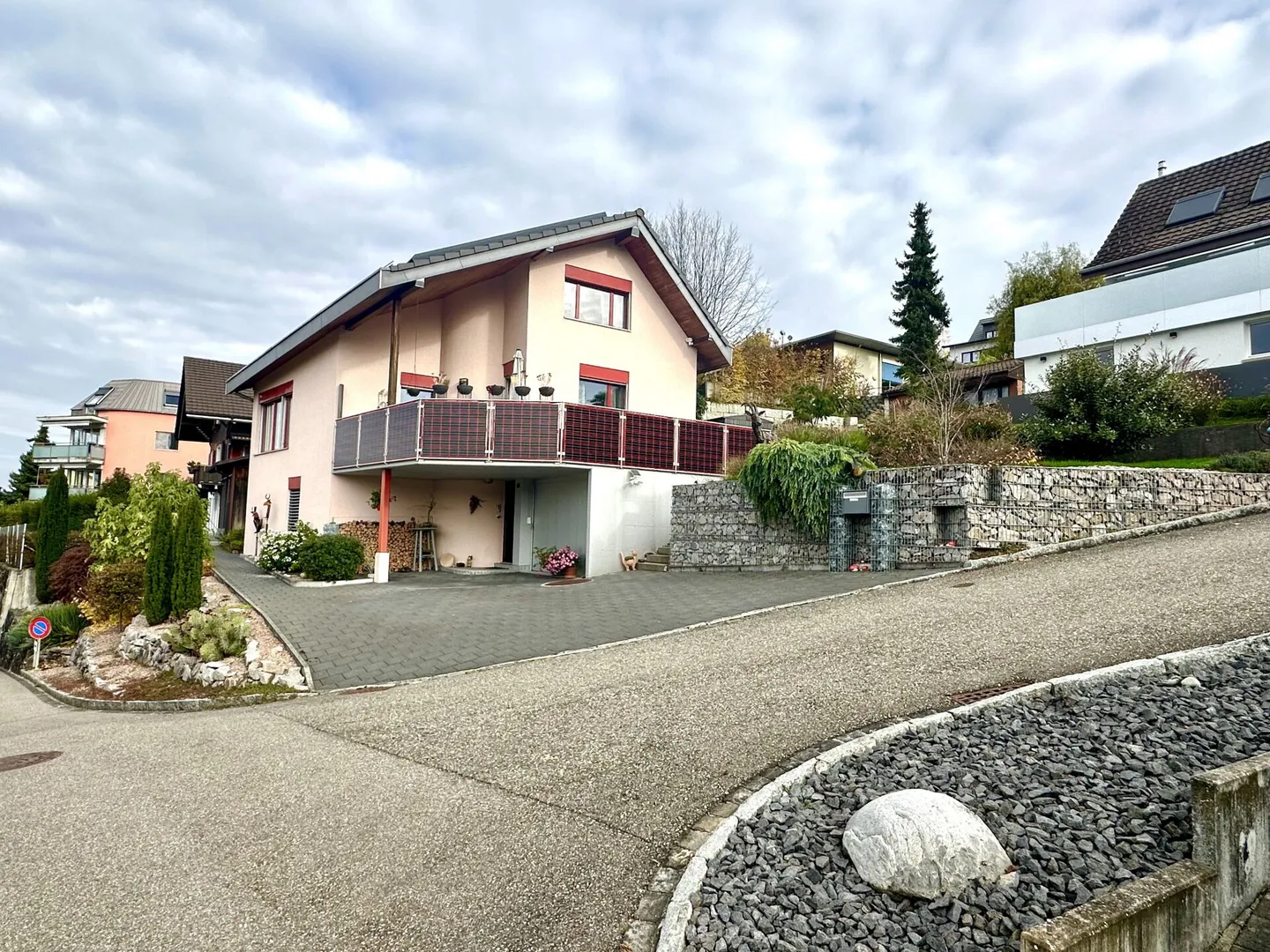 5.5-Zimmer-Einfamilienhaus mit PV-Anlage - Foto 1 von 12