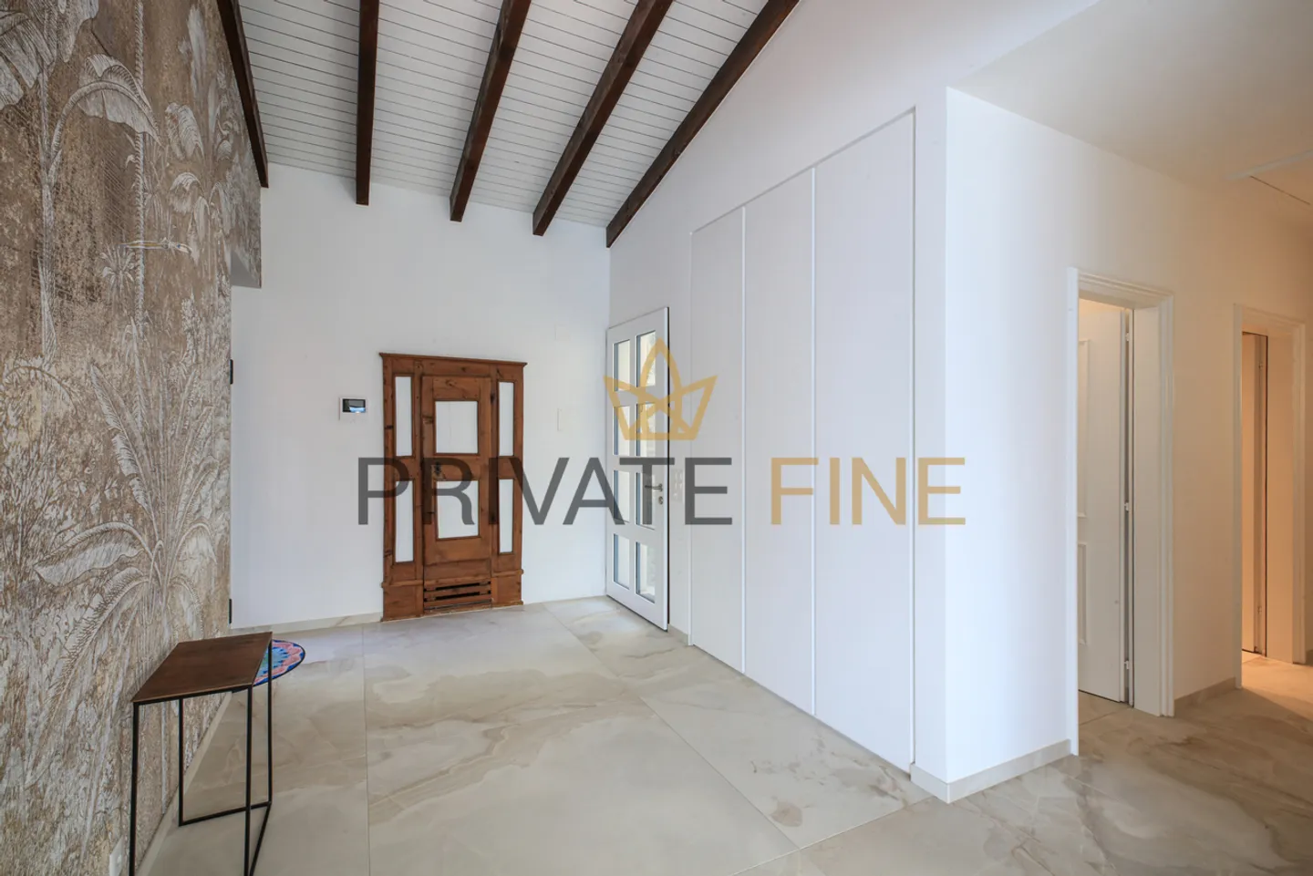 Luxury Villa with Pool - Photo 4 of 17