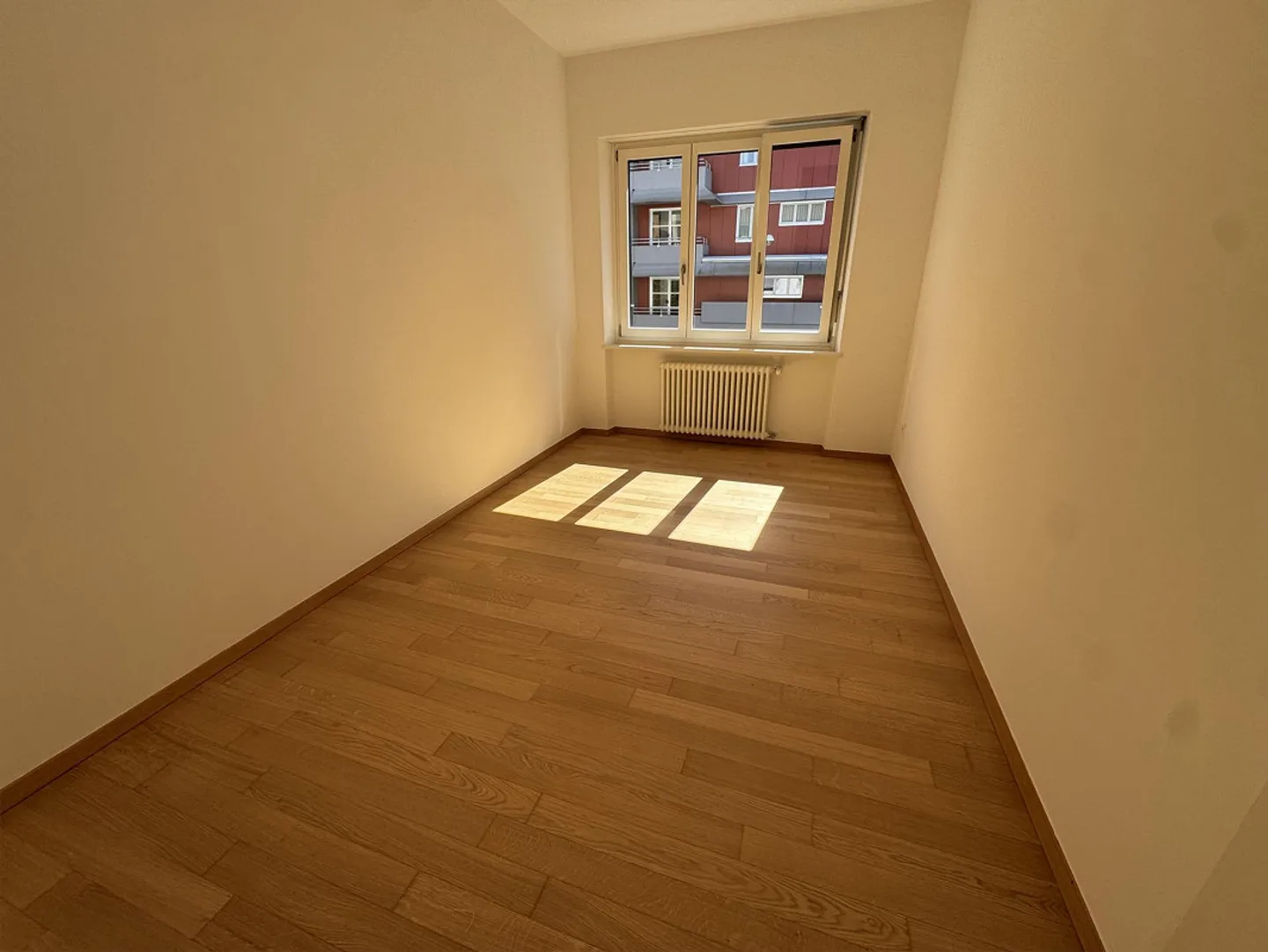 Living the Lake: Refined 4.5 Rooms Completely Renovated - Photo 8 of 13