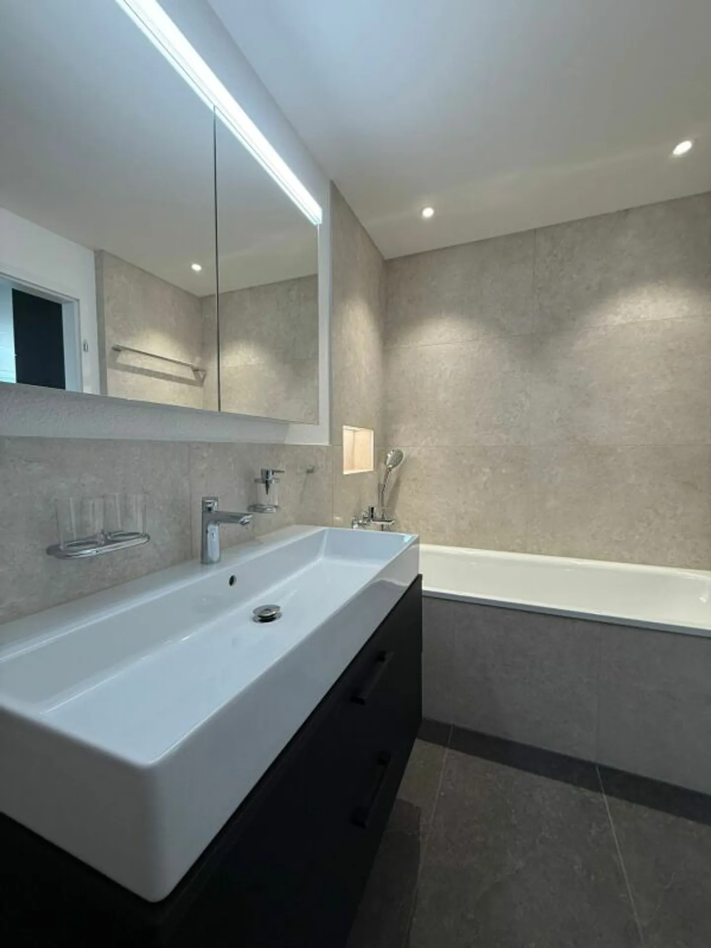 Stilvoll Kernsaniert: Grosszügige 5.5-Zimmer Wohnung in Zollikofen - Photo 8 of 10