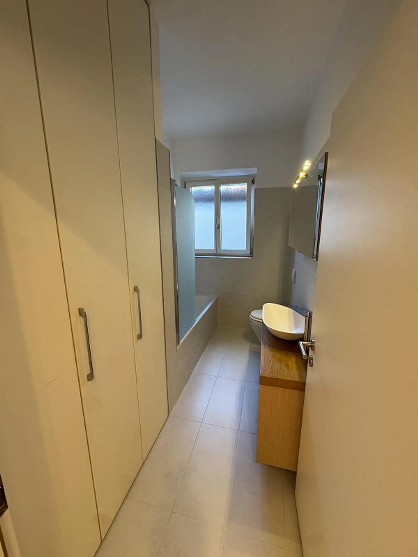 Living the Lake: Refined 4.5 Rooms Completely Renovated - Photo 11 of 13