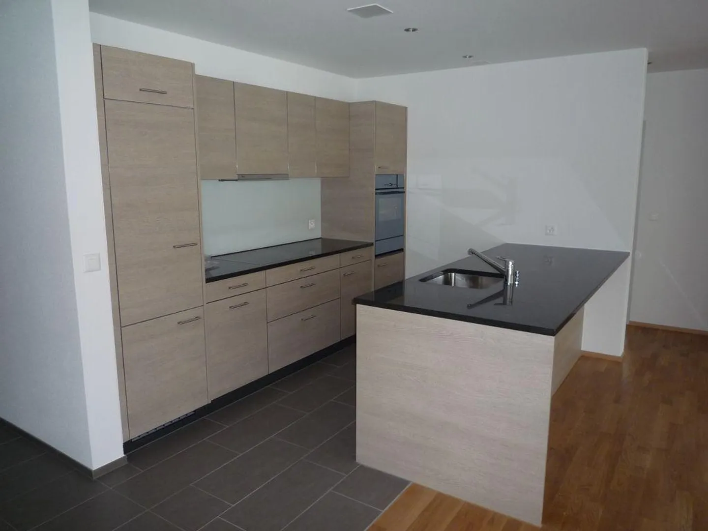Appartamento moderno di 3,5 stanze con ampio balcone - Foto 2 di 13