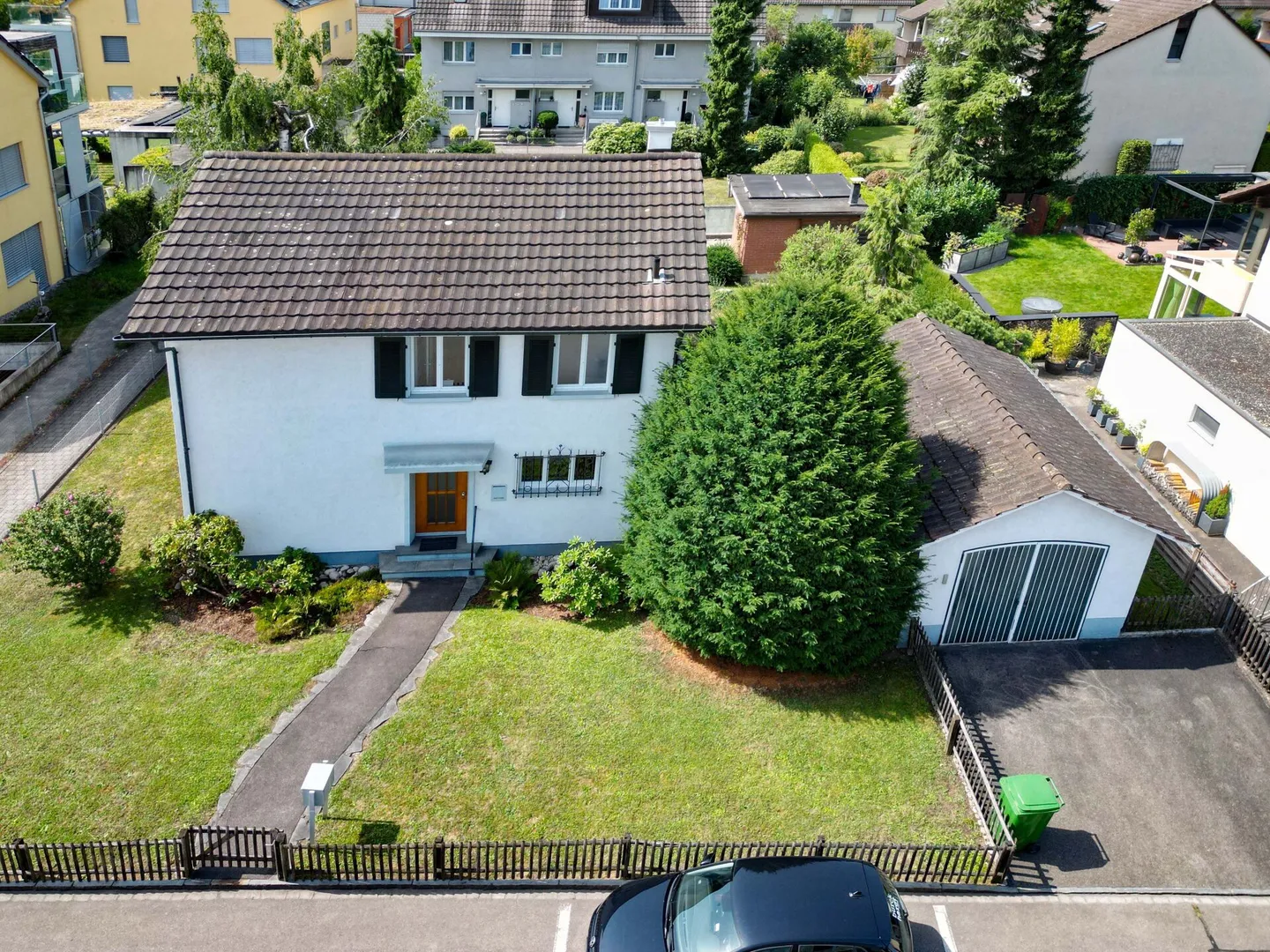 Casa unifamiliare attraente - grande giardino, piscina con pergola, garage e posto auto - Foto 2 di 13