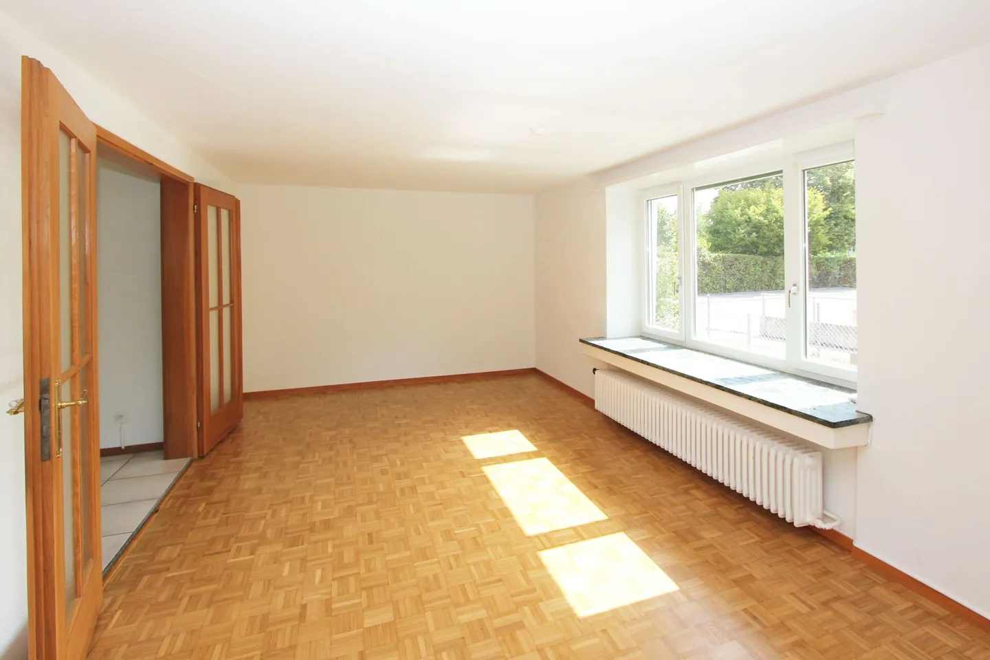 Casa unifamiliare attraente - grande giardino, piscina con pergola, garage e posto auto - Foto 3 di 13