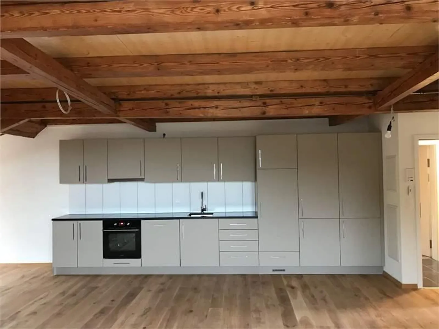 Charmante 3.5 - Dachwohnung in Brunnadern - Foto 2 von 9