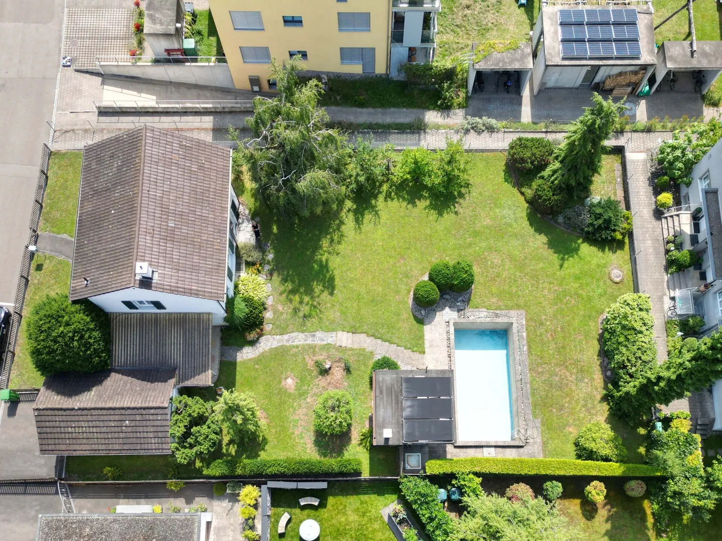 Casa unifamiliare attraente - grande giardino, piscina con pergola, garage e posto auto - Foto 1 di 13