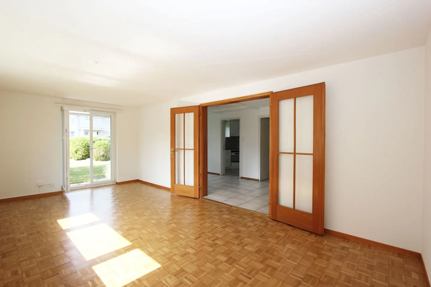 Casa unifamiliare attraente - grande giardino, piscina con pergola, garage e posto auto - Foto 4 di 13