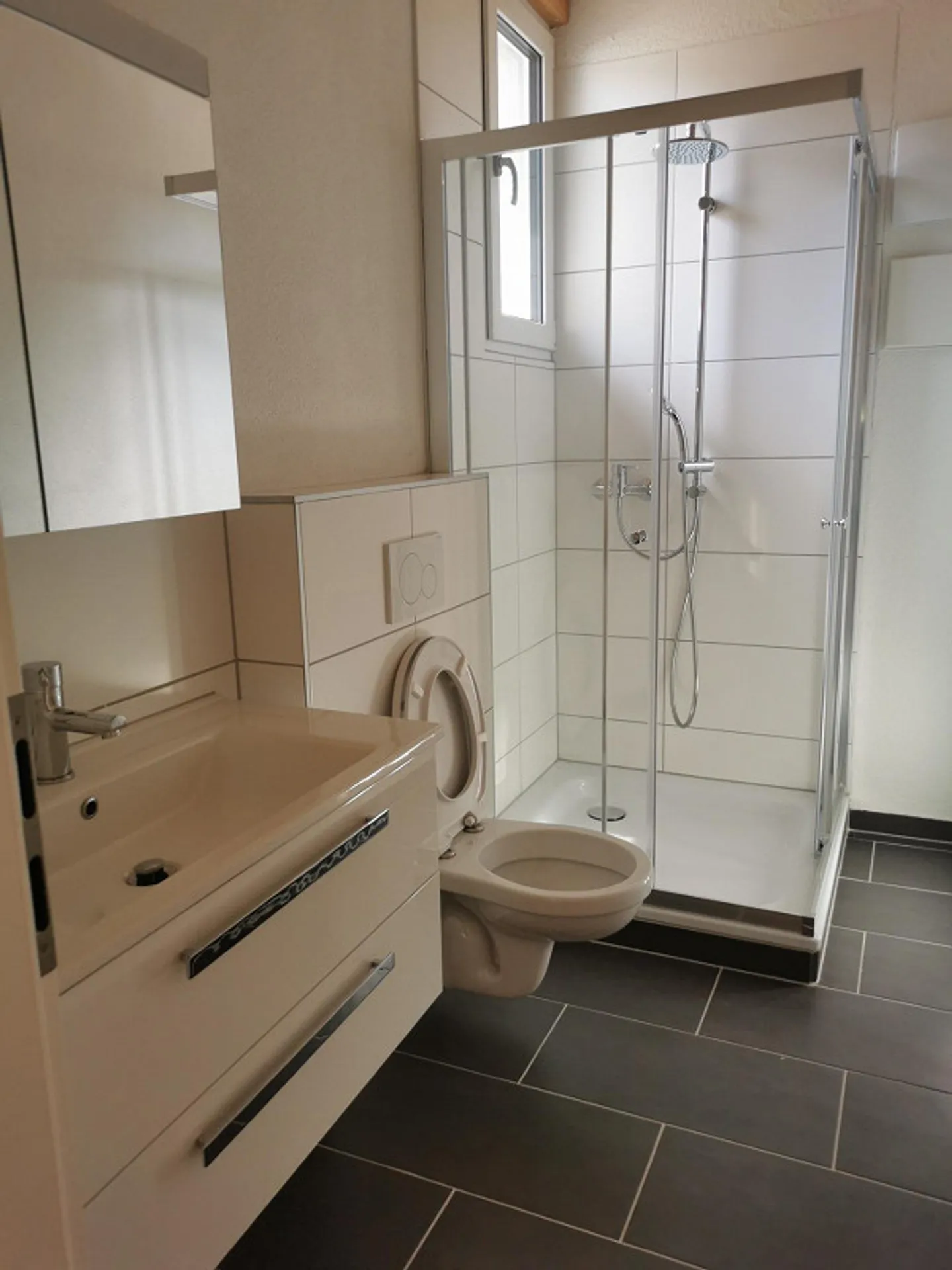 Charmante 3.5 - Dachwohnung in Brunnadern - Foto 8 von 9