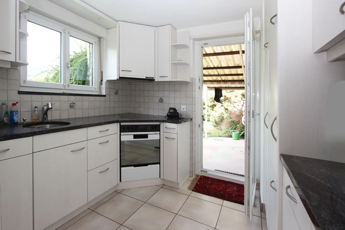 Casa unifamiliare attraente - grande giardino, piscina con pergola, garage e posto auto - Foto 6 di 13