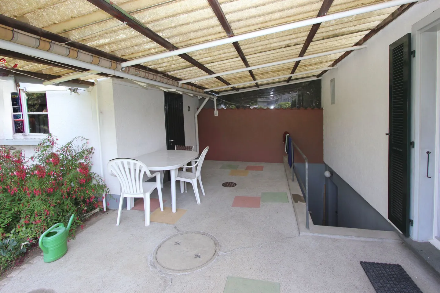 Casa unifamiliare attraente - grande giardino, piscina con pergola, garage e posto auto - Foto 7 di 13