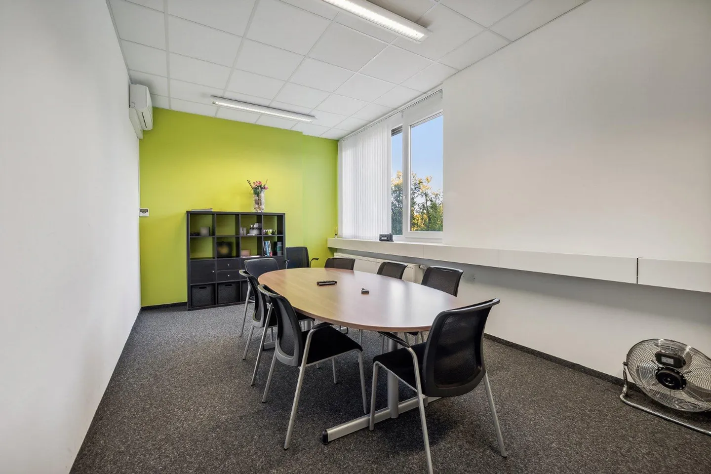 Working with a View: Office with Large Terrace and Parking Spaces - Photo 2 of 7