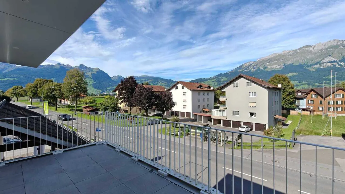 Modern 3.5-room penthouse apartment with mountain view in Haag - Photo 2 of 9