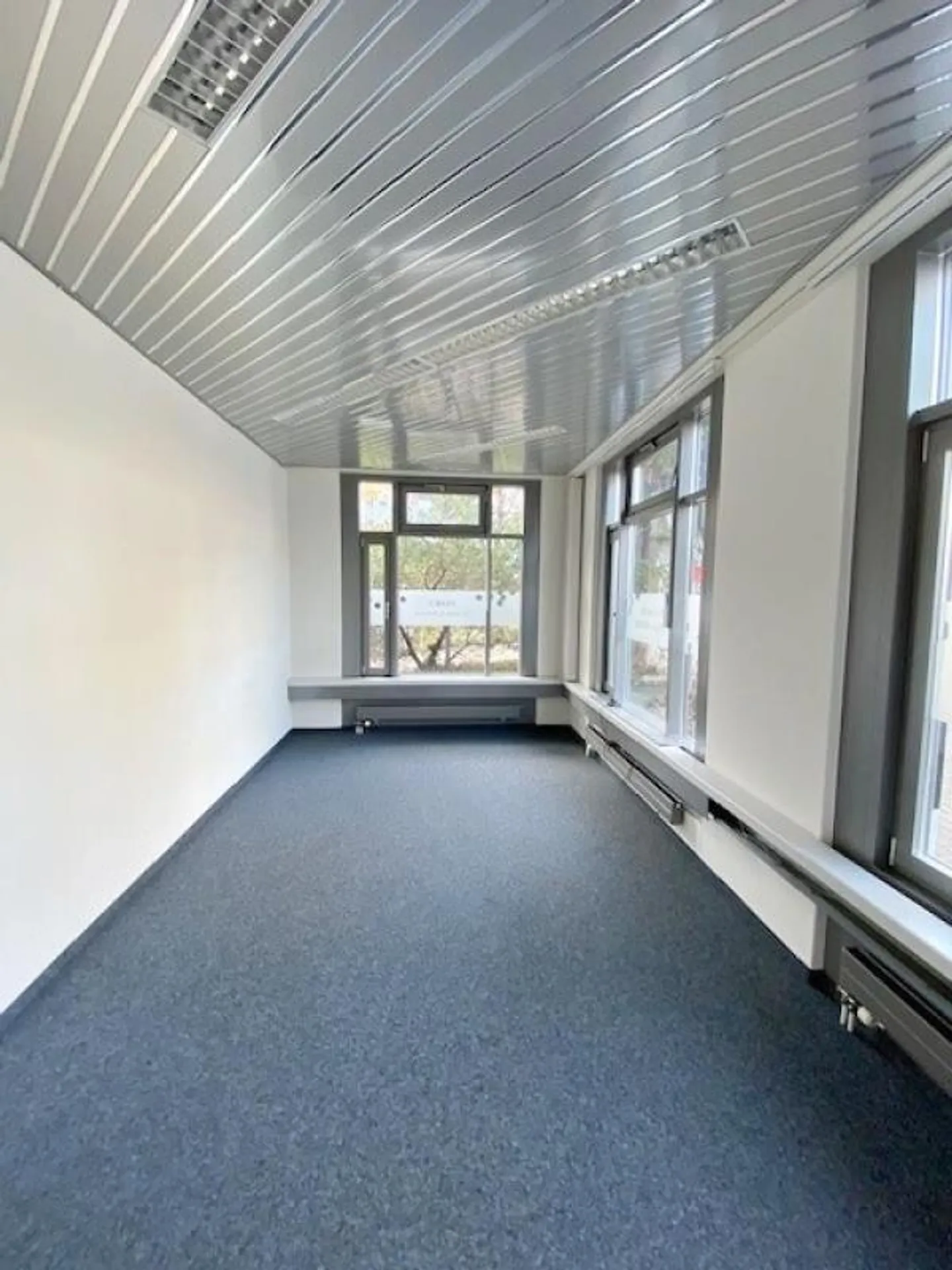 Attraktive Büroräume an zentraler Lage in steuergünstiger Gemeinde! - Foto 4 von 8