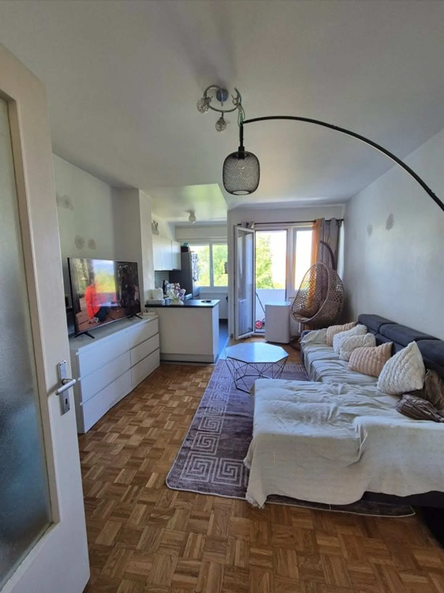 Appartement Charmant dans un Quartier Verdoyant - Photo 3 sur 7