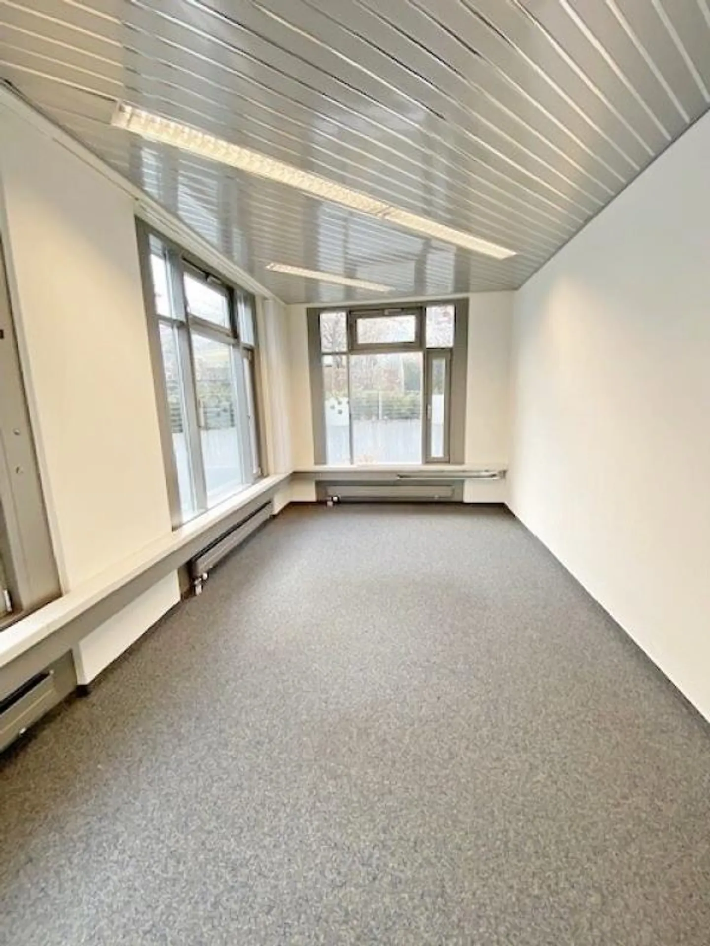 Attraktive Büroräume an zentraler Lage in steuergünstiger Gemeinde! - Foto 2 von 8