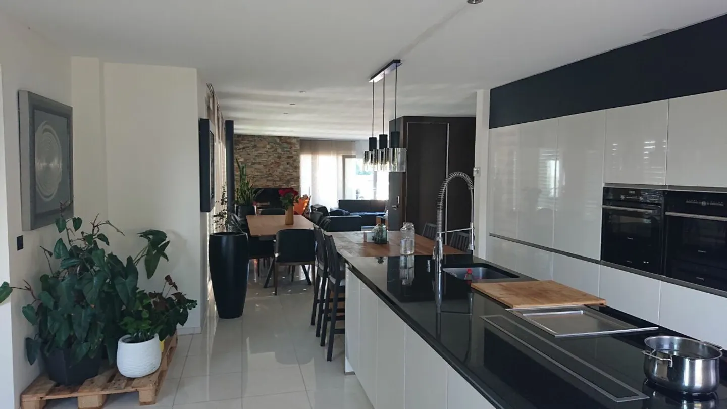 Spacious Family Home with Pool - Photo 5 of 10