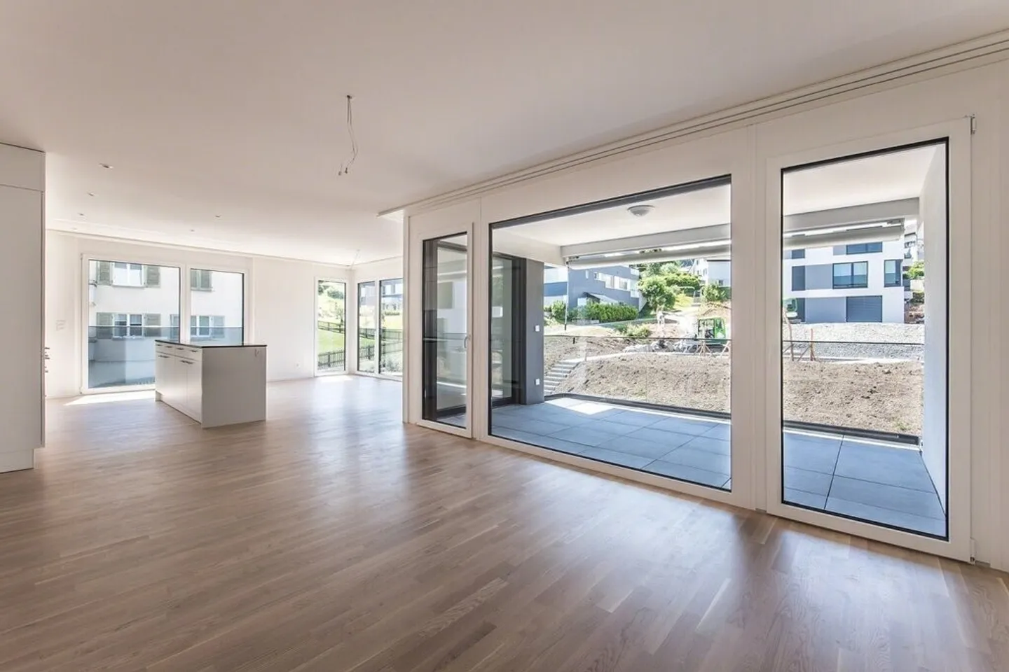 Modern Apartment in Quiet Area - Photo 2 of 10