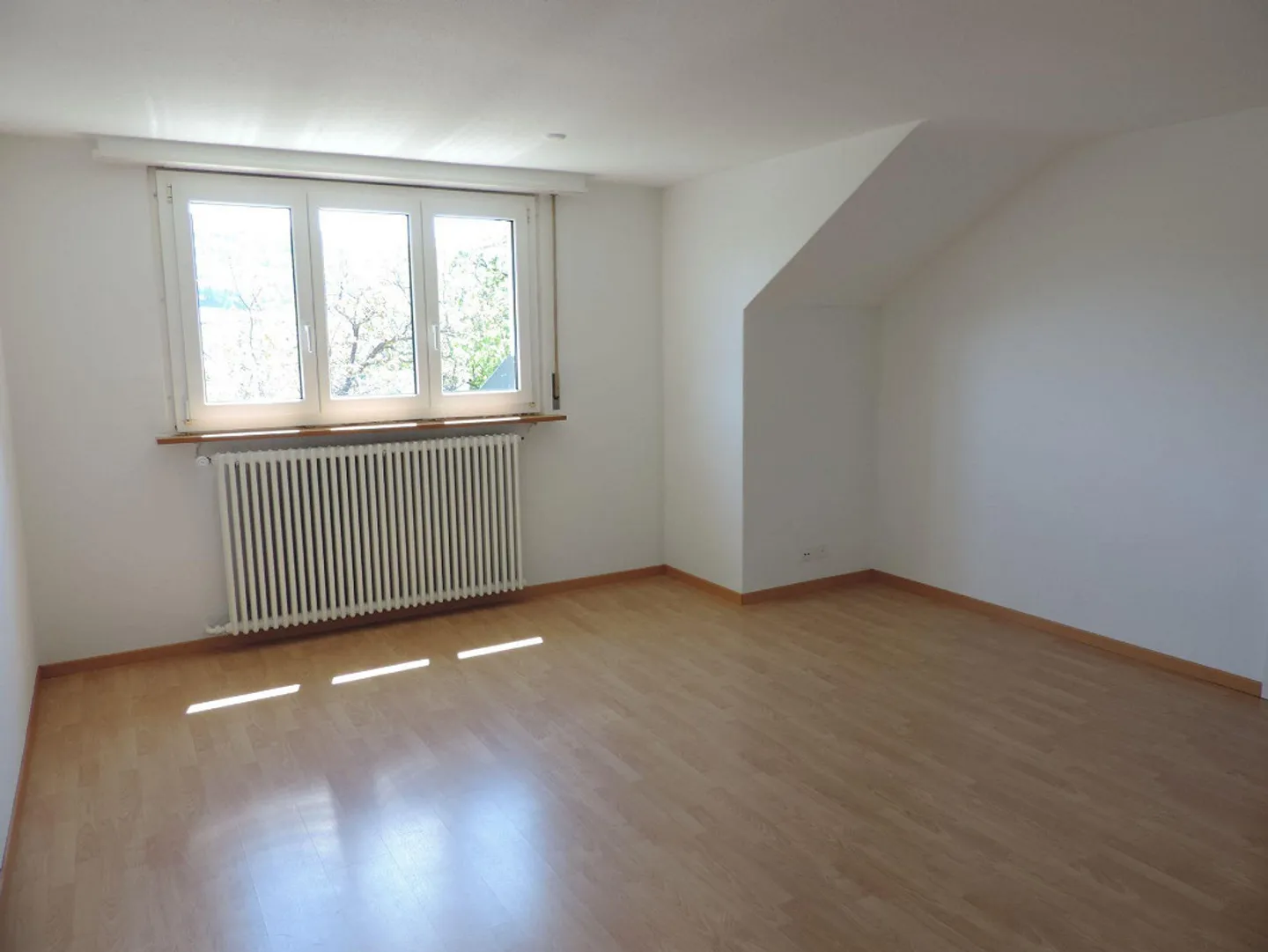 Charmante appartement de 3 pièces dans les combles - Photo 2 sur 9