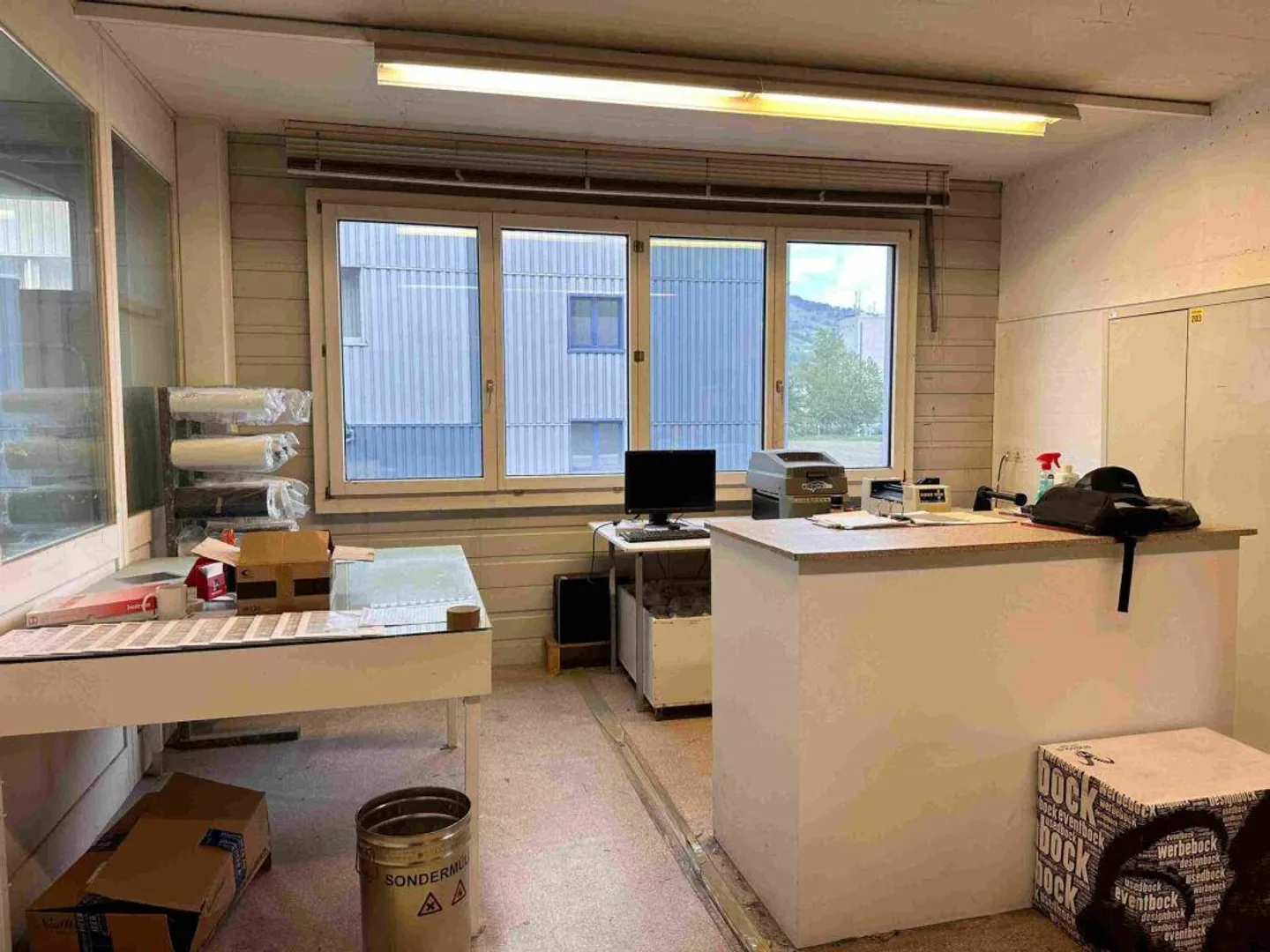 Locaux commerciaux - utilisation flexible et bien situés - Photo 3 sur 13