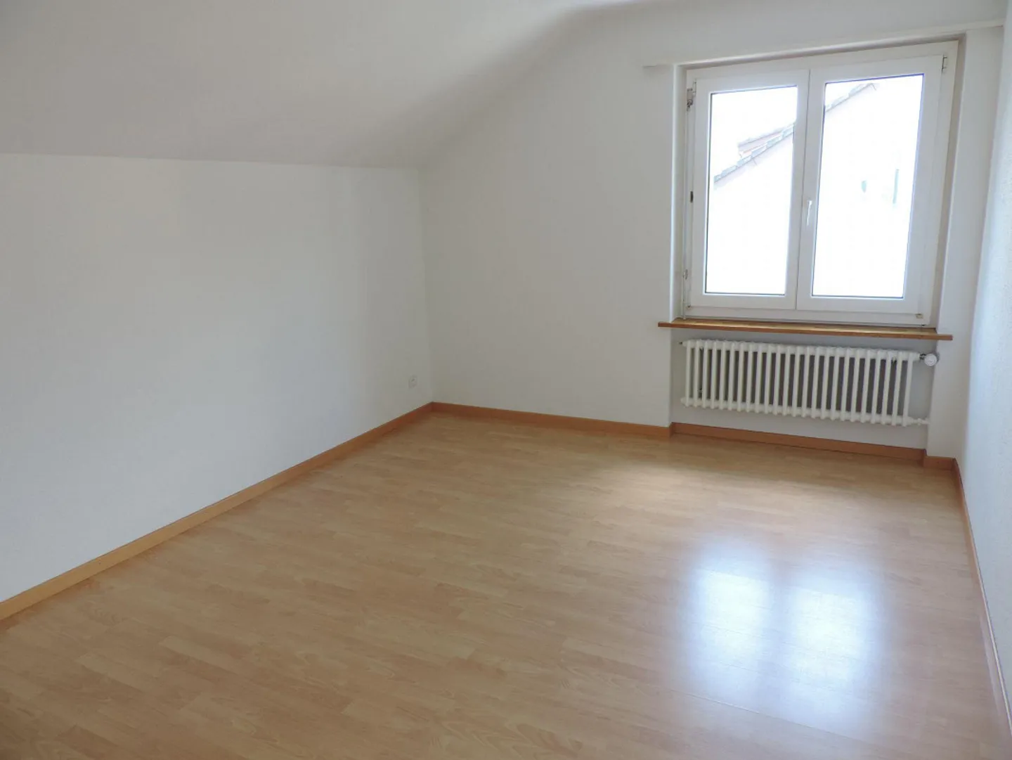 Charmante appartement de 3 pièces dans les combles - Photo 4 sur 9