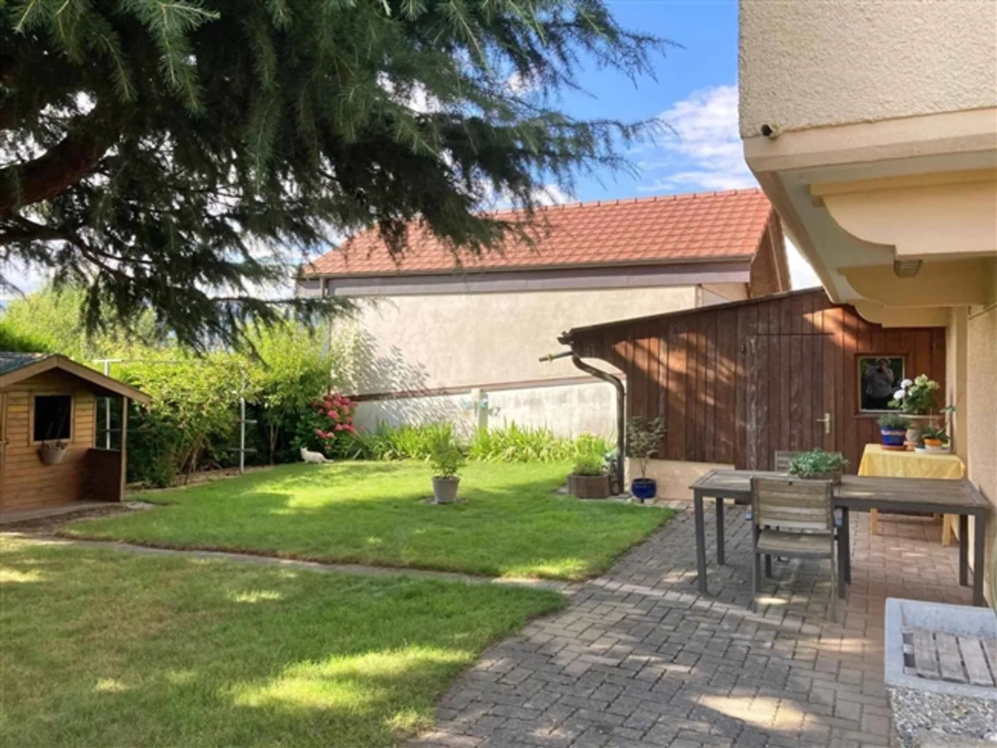 Einfamilienhaus mit 4.5 Zimmern, Terrasse und Garten - Foto 3 von 12