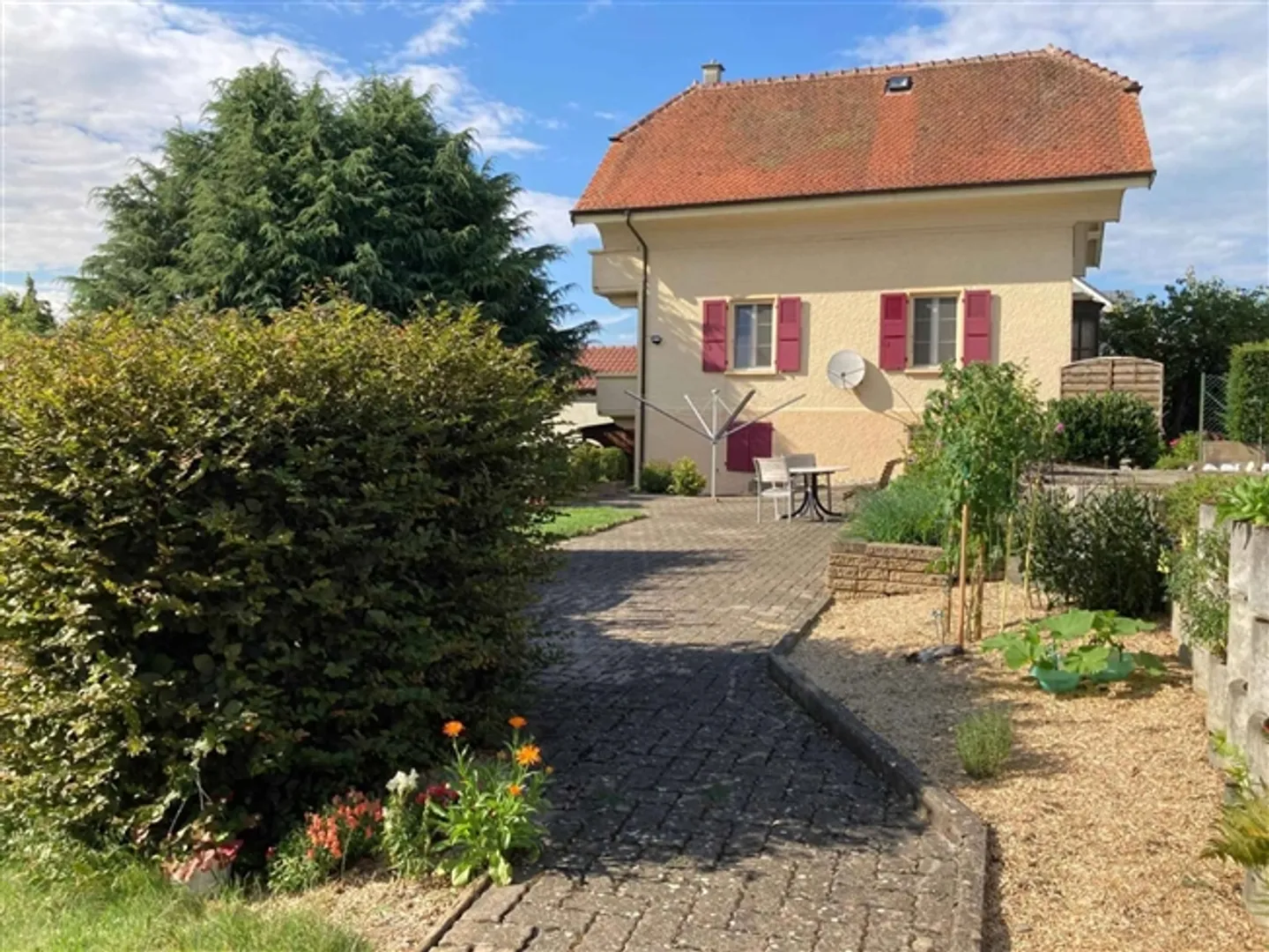 Einfamilienhaus mit 4.5 Zimmern, Terrasse und Garten - Foto 2 von 12