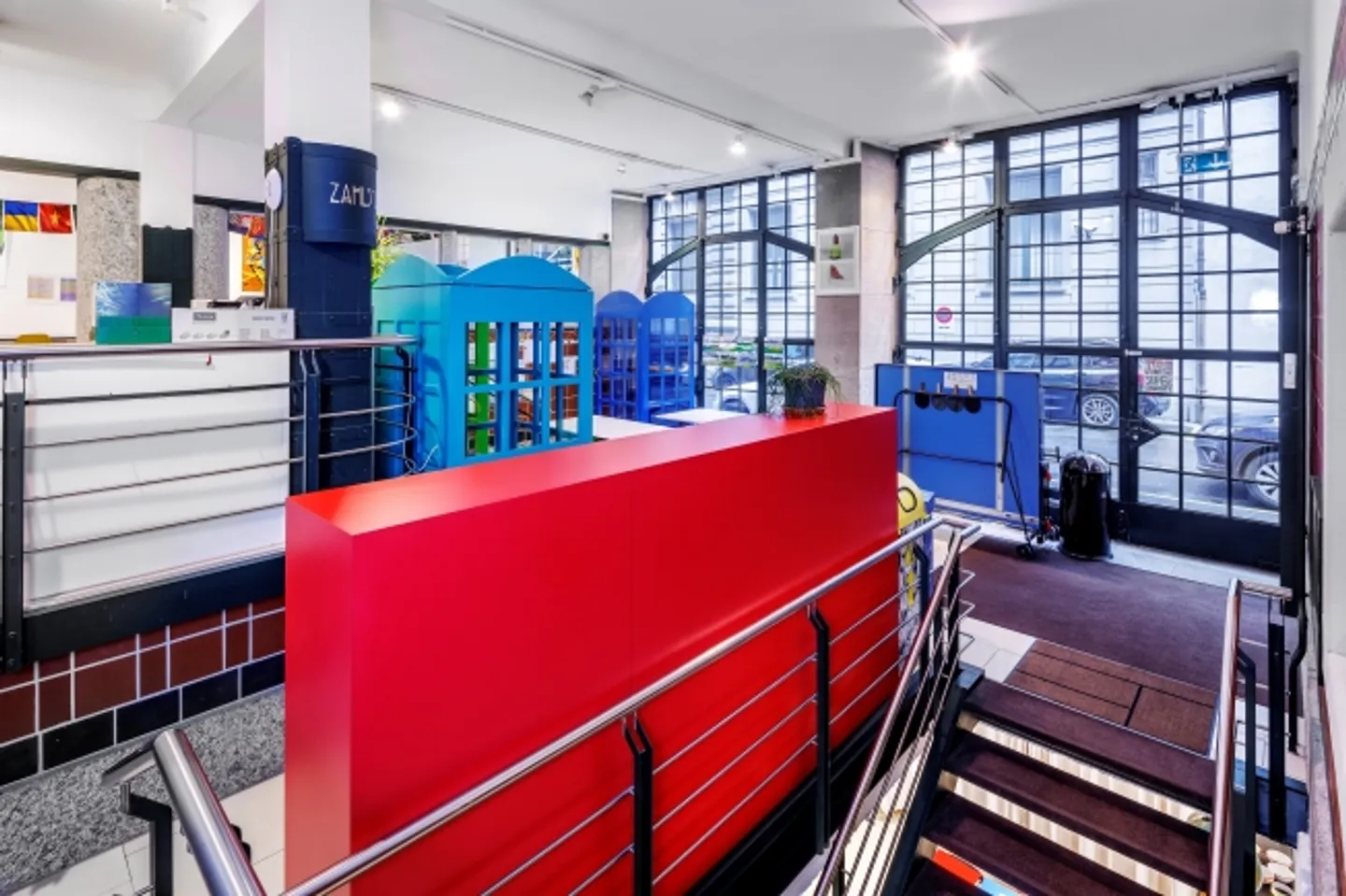 Mixed-use building for rent - Photo 3 of 13