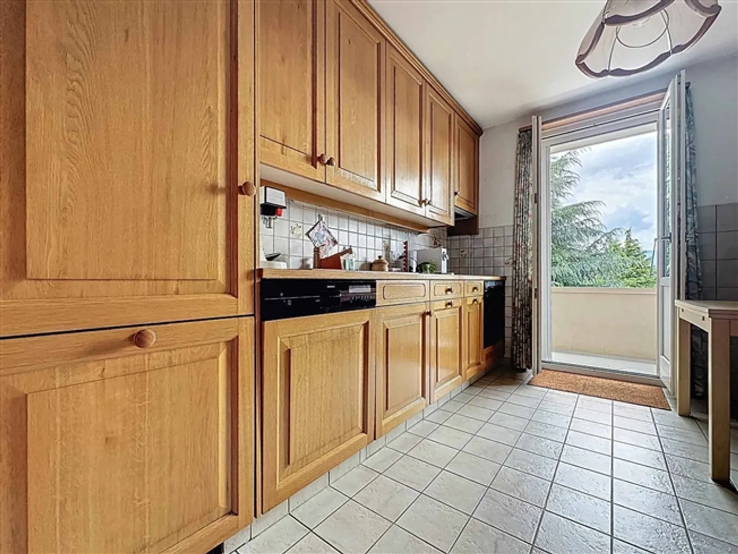 Einfamilienhaus mit 4.5 Zimmern, Terrasse und Garten - Foto 5 von 12