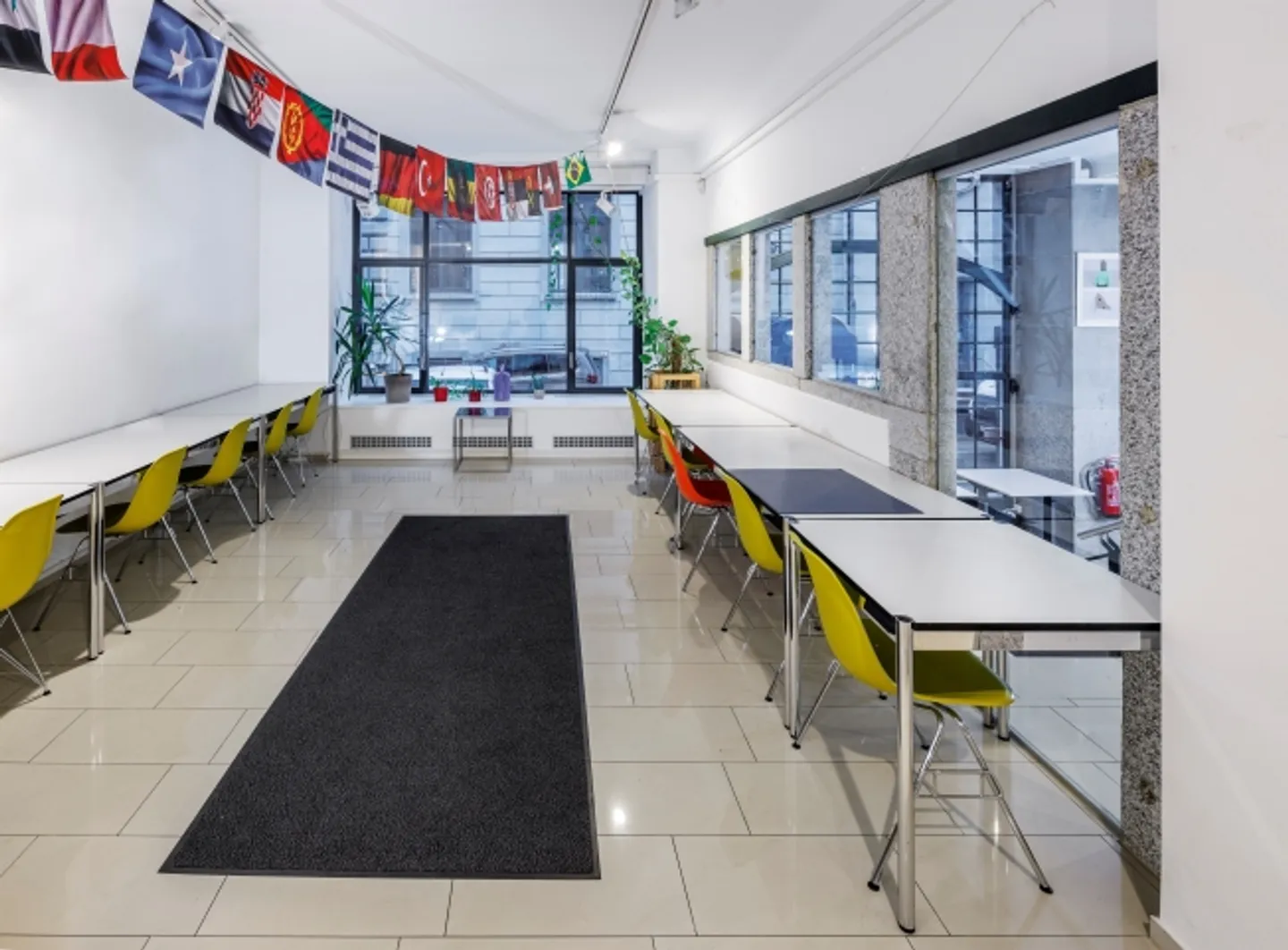 Mixed-use building for rent - Photo 8 of 13