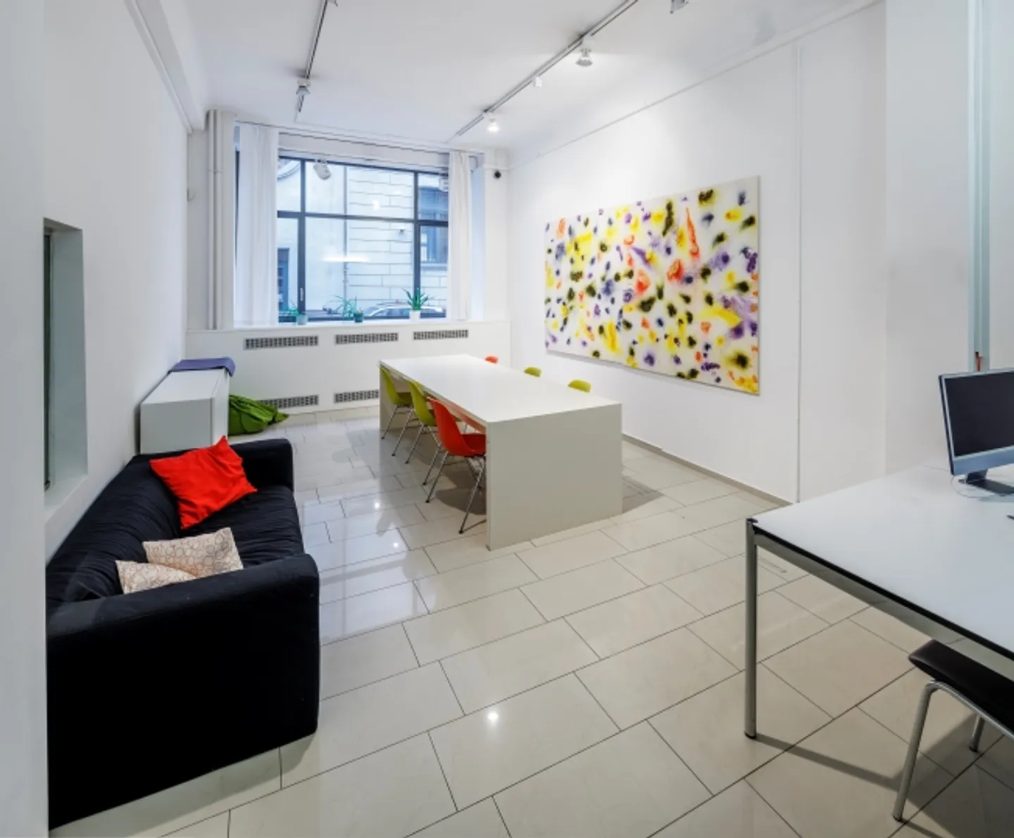 Mixed-use building for rent - Photo 9 of 13