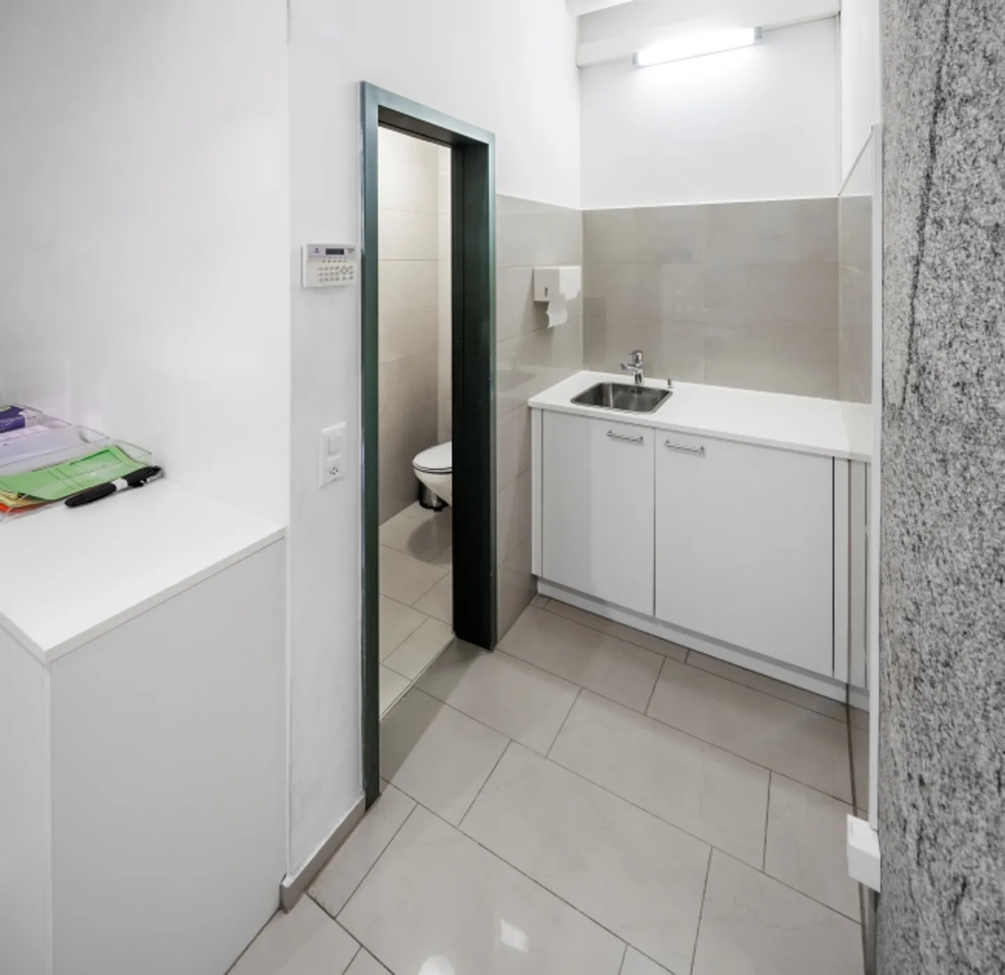 Mixed-use building for rent - Photo 10 of 13