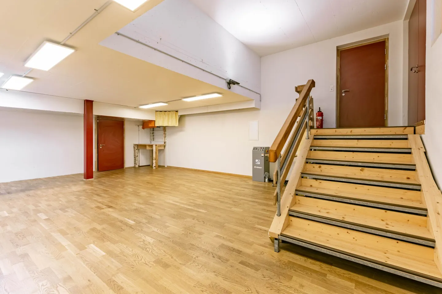 Studio spacieux au niveau inférieur avec lumière naturelle - Photo 2 sur 6