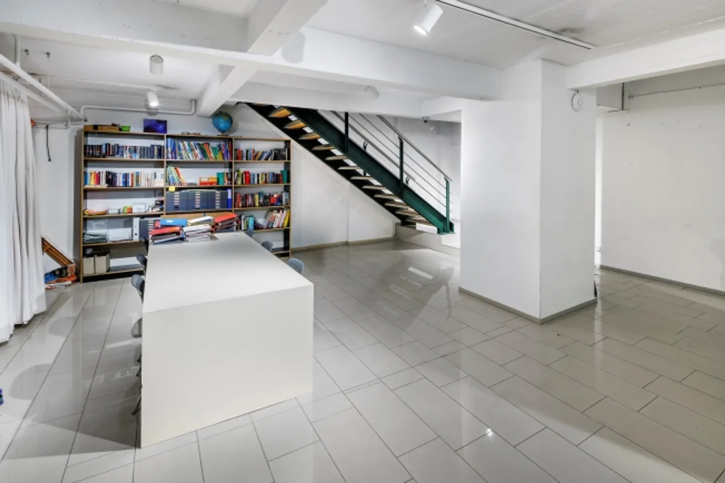 Mixed-use building for rent - Photo 11 of 13