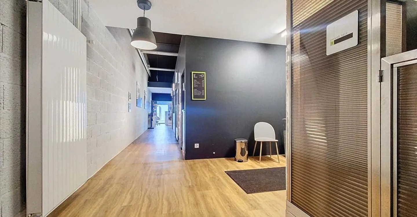 Mixed-use building for rent - Photo 1 of 5