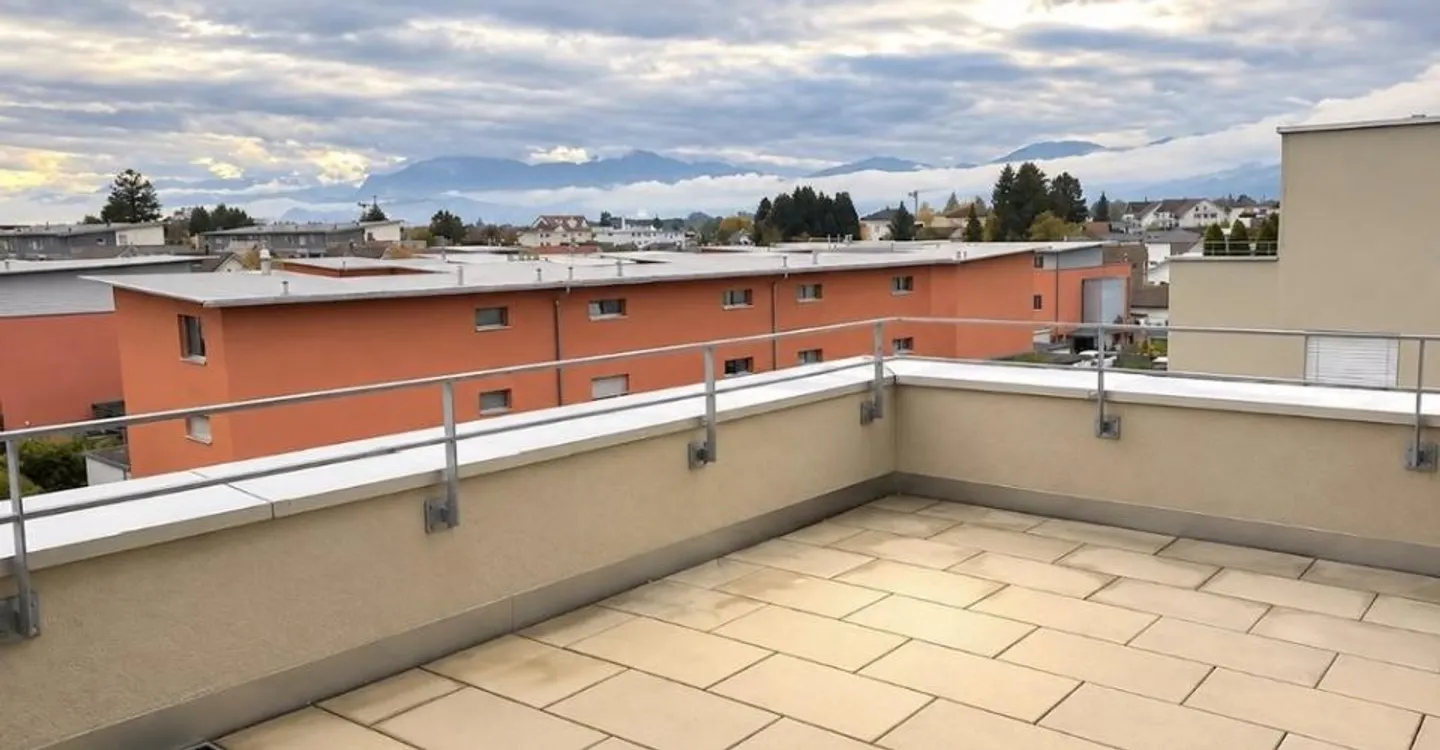 Penthouse with Mountain View in Prime Location - Photo 4 of 9