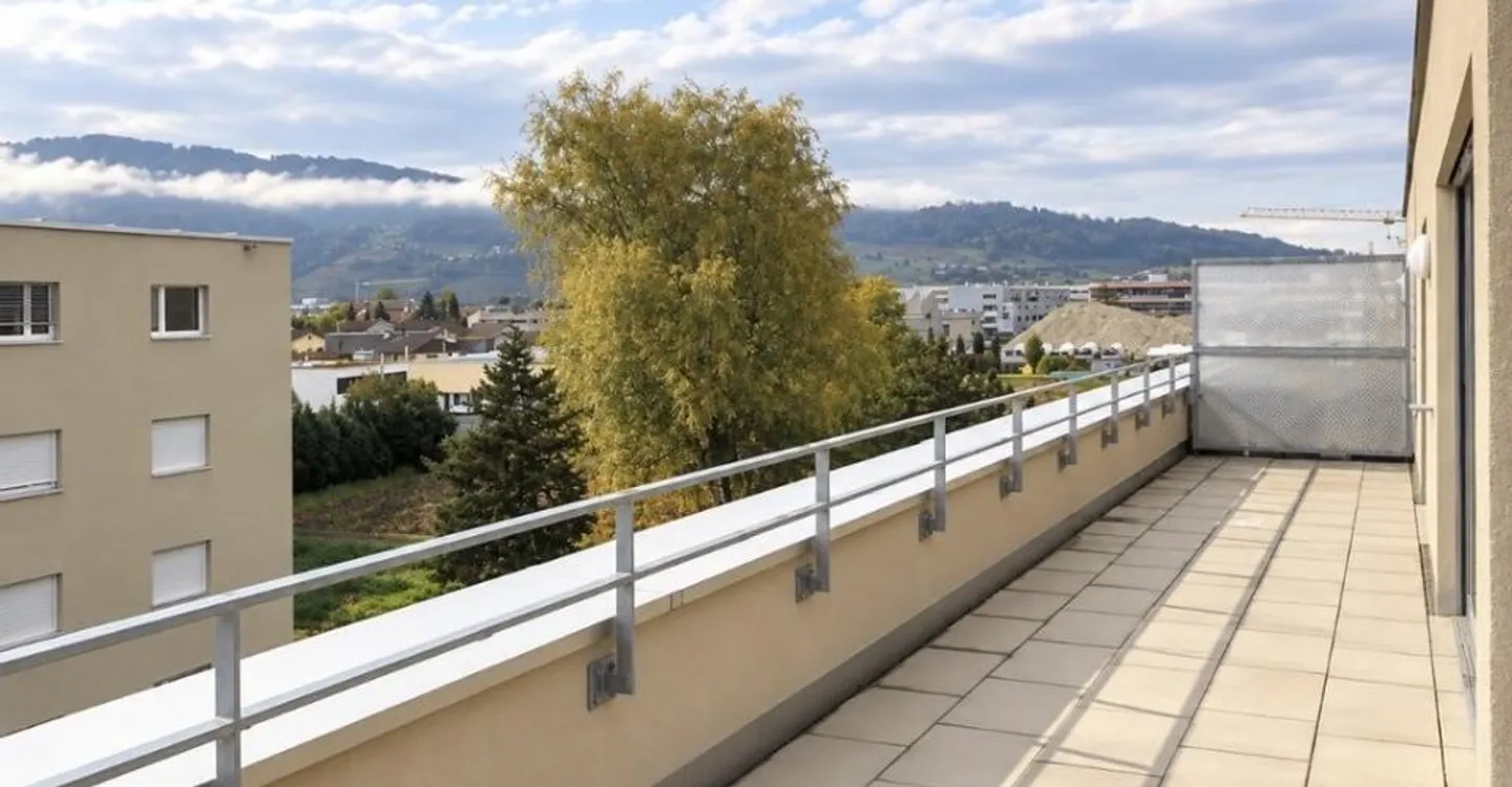 Penthouse with Mountain View in Prime Location - Photo 3 of 9