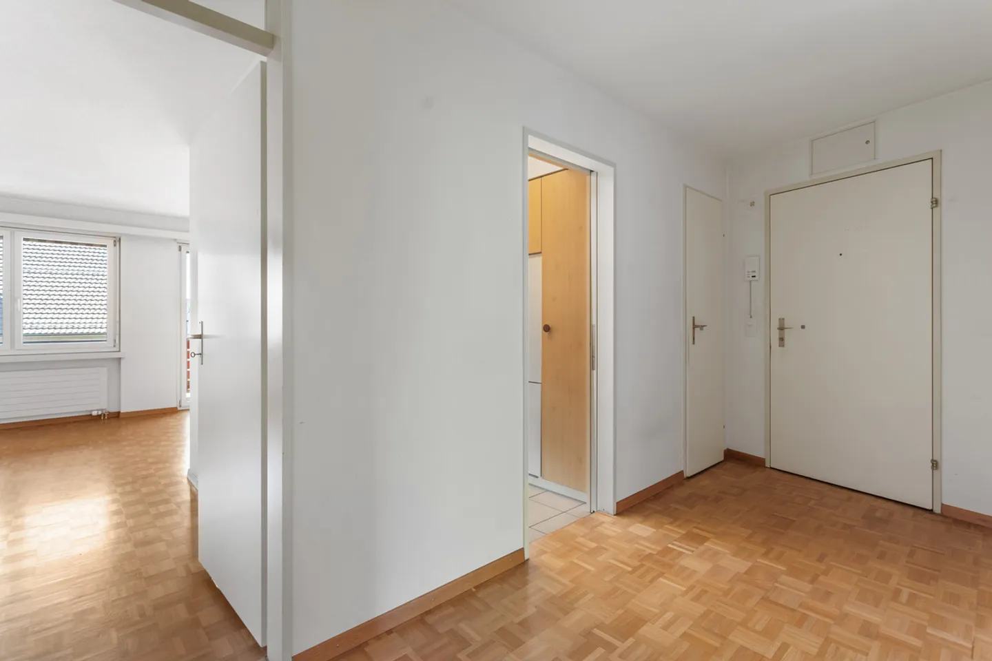 Old building apartment with sunny orientation in a desirable location - Photo 3 of 8