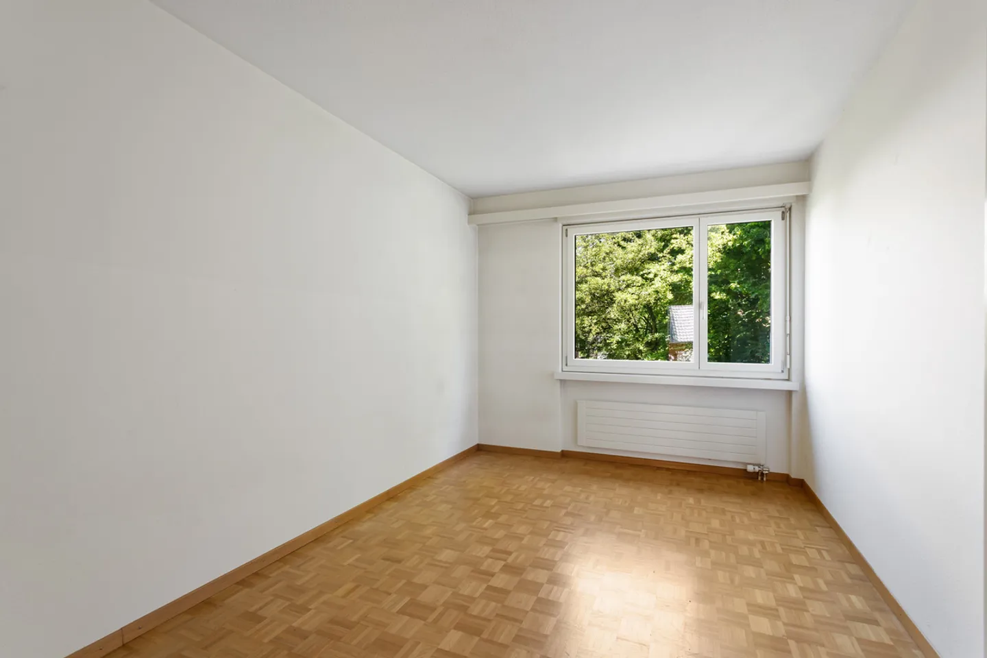 Old building apartment with sunny orientation in a desirable location - Photo 4 of 8