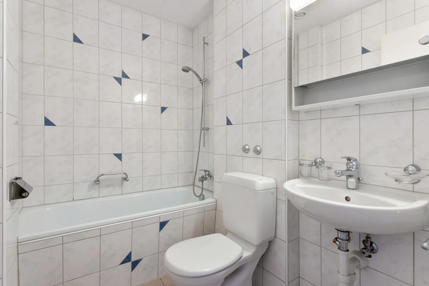 Old building apartment with sunny orientation in a desirable location - Photo 5 of 8