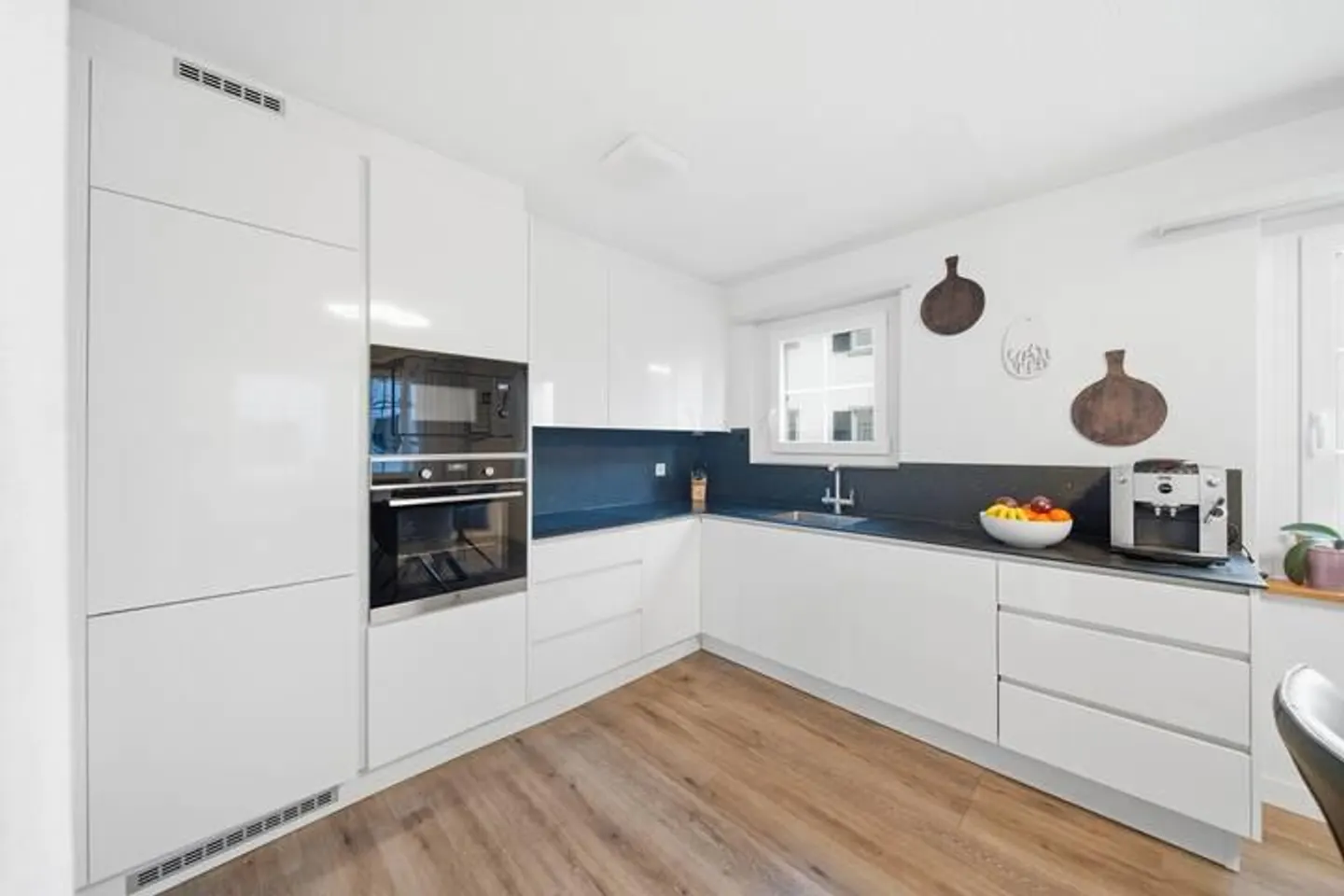 BEAUTIFUL 4.5 ROOM GARDEN APARTMENT - Photo 3 of 8