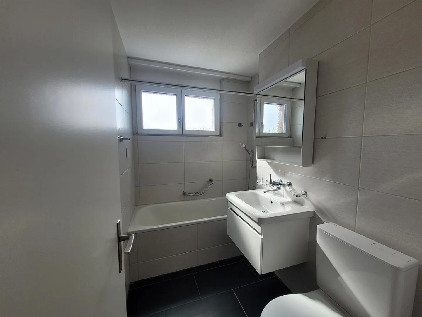 4.5 Room Apartment in a Beautiful Neighborhood - Photo 3 of 9