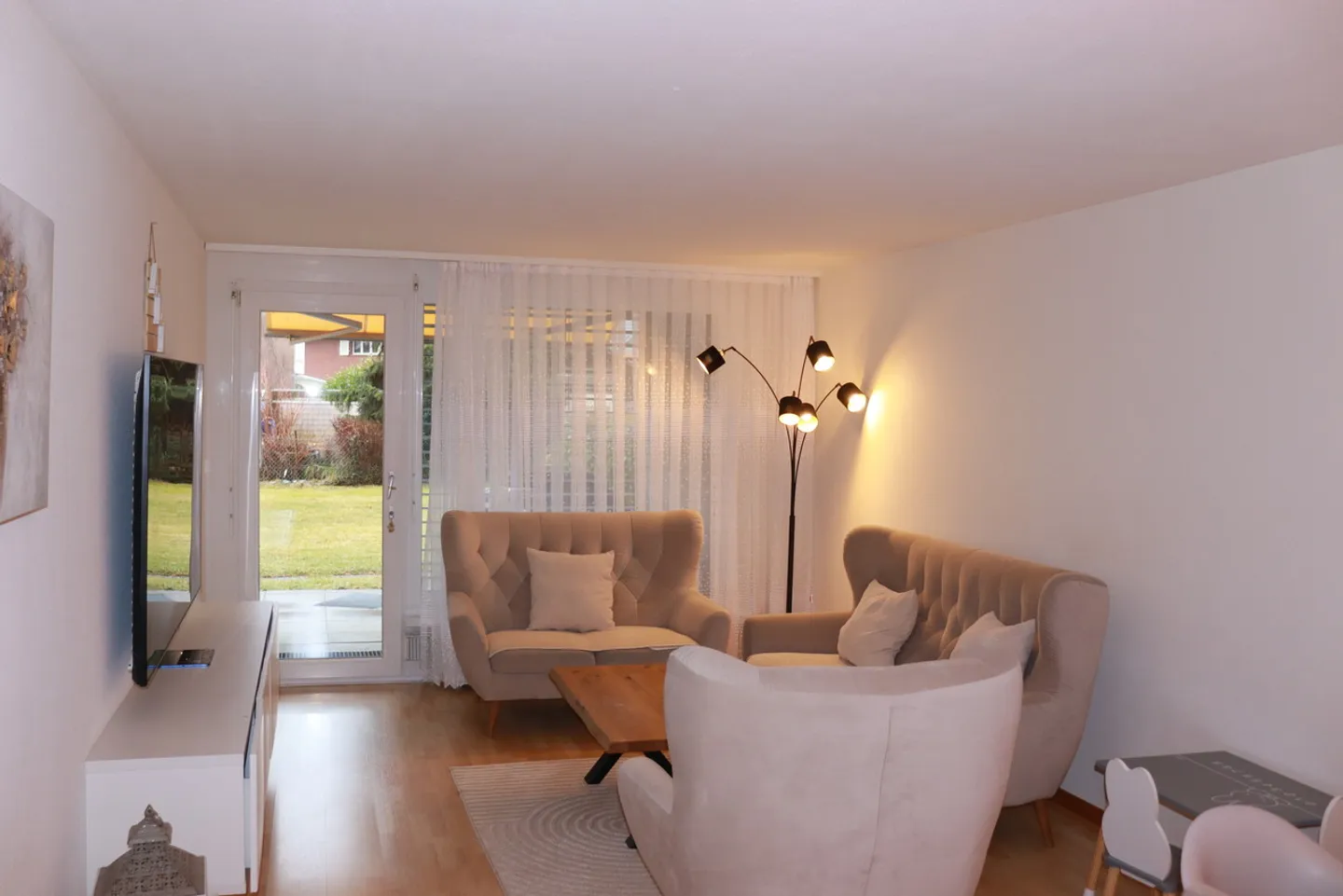 Appartement Charmant avec Terrasse - Photo 2 sur 12