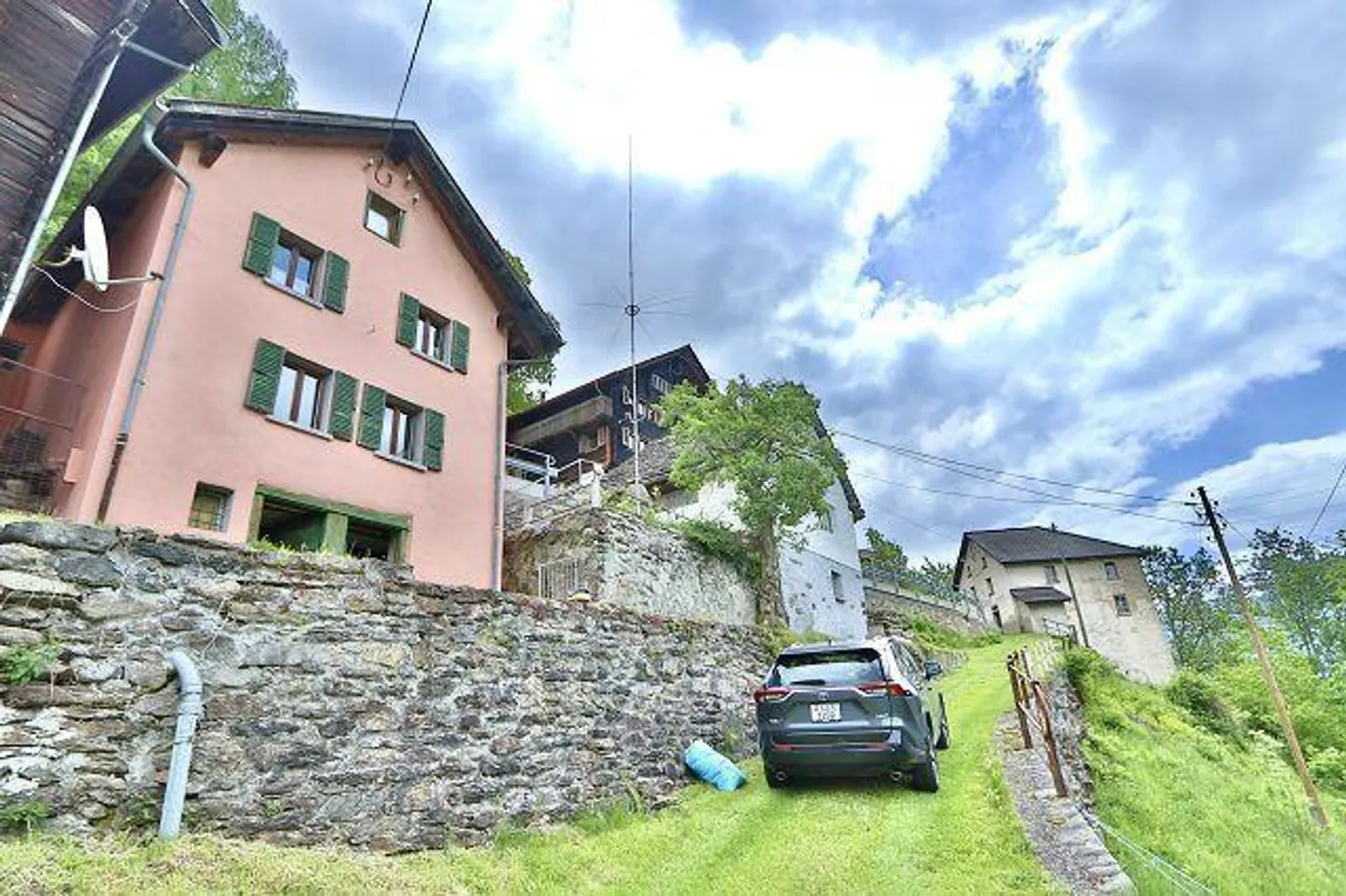 Maison de 4 pièces avec petit jardin dans un emplacement très calme et ensoleillé avec une belle vue - Photo 1 sur 34