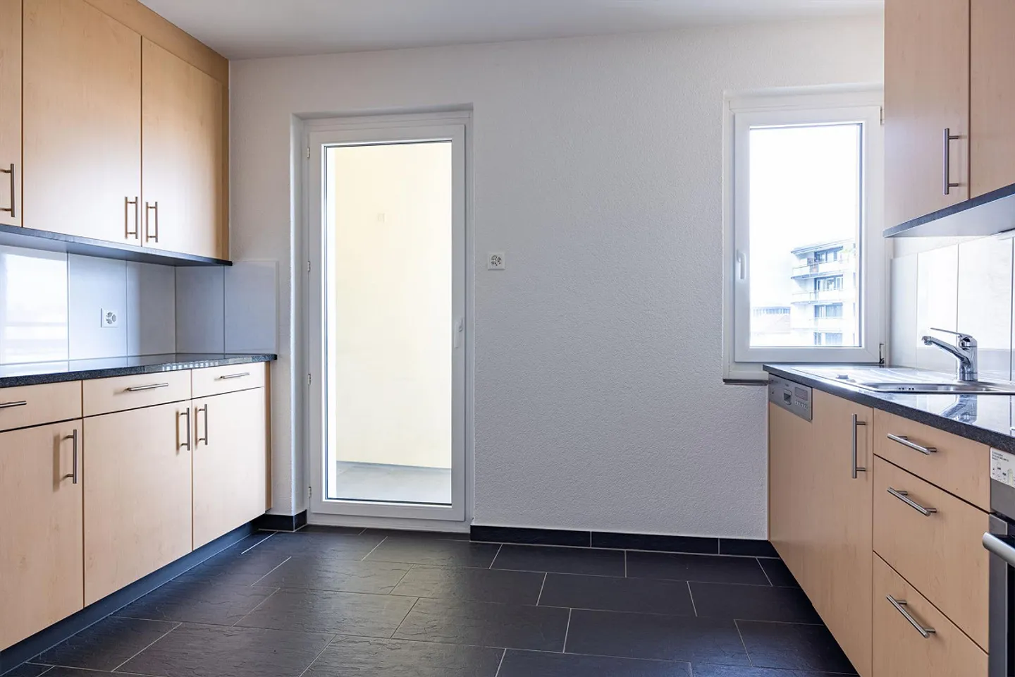 Well-maintained 4-room apartment - Photo 2 of 12